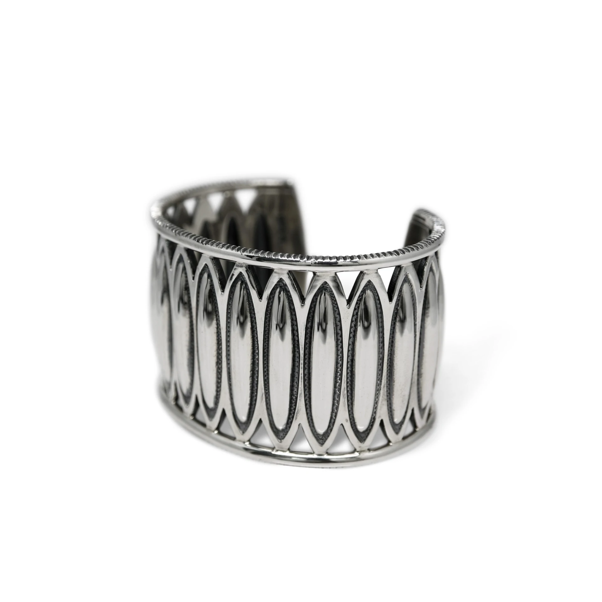 LONG OVAL W / FILED WIRE EDGE CUFF