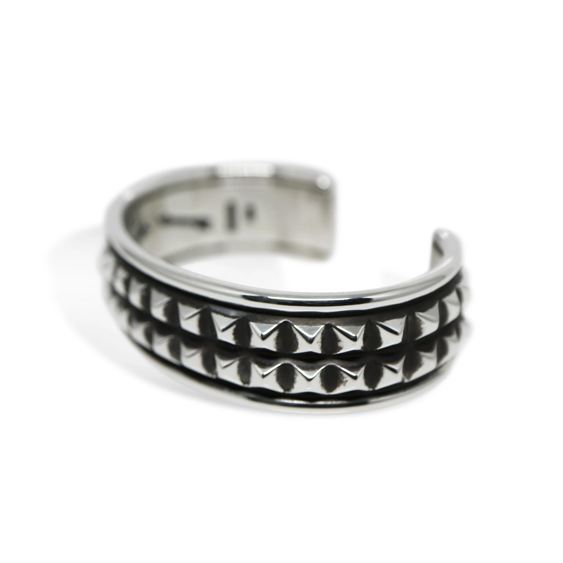 2 ROW PYRAMID W / PLAIN EDGE CUFF