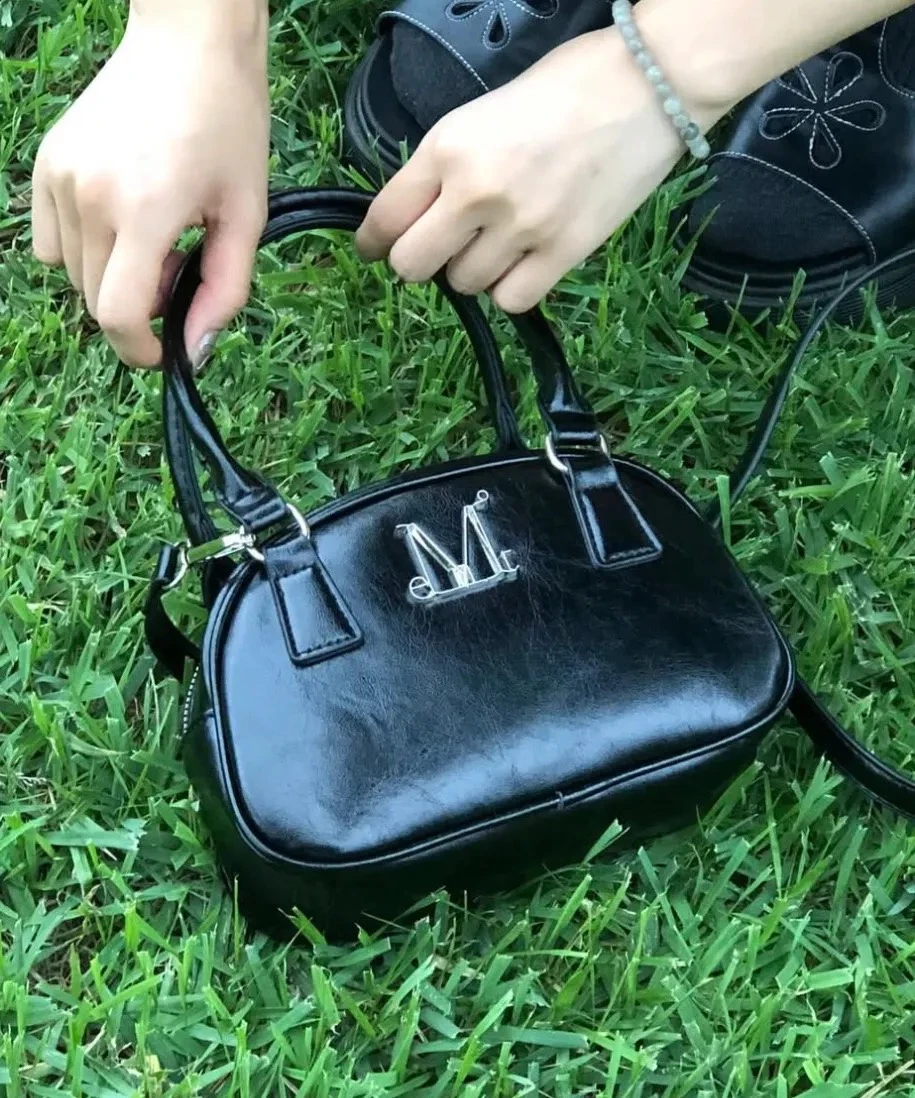 Mucent迷你保齡球包NAR METAL LOGO MINI CROSSBAG UNISEX 나르 메탈 로고 미니 크로스백 남녀공용