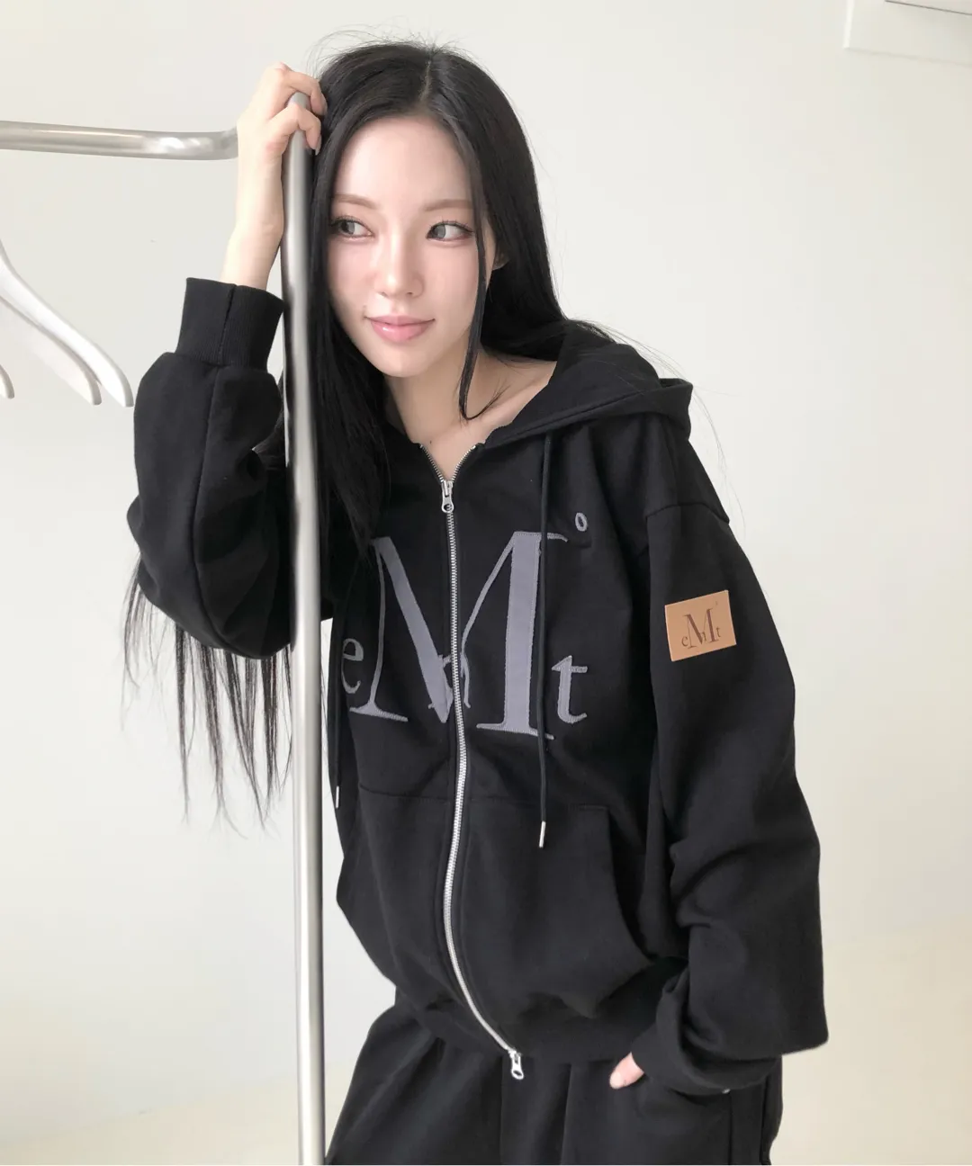 Mucent WADI APPLIQUE LOGO HOOD ZIP-UP UNISEX (3Color)