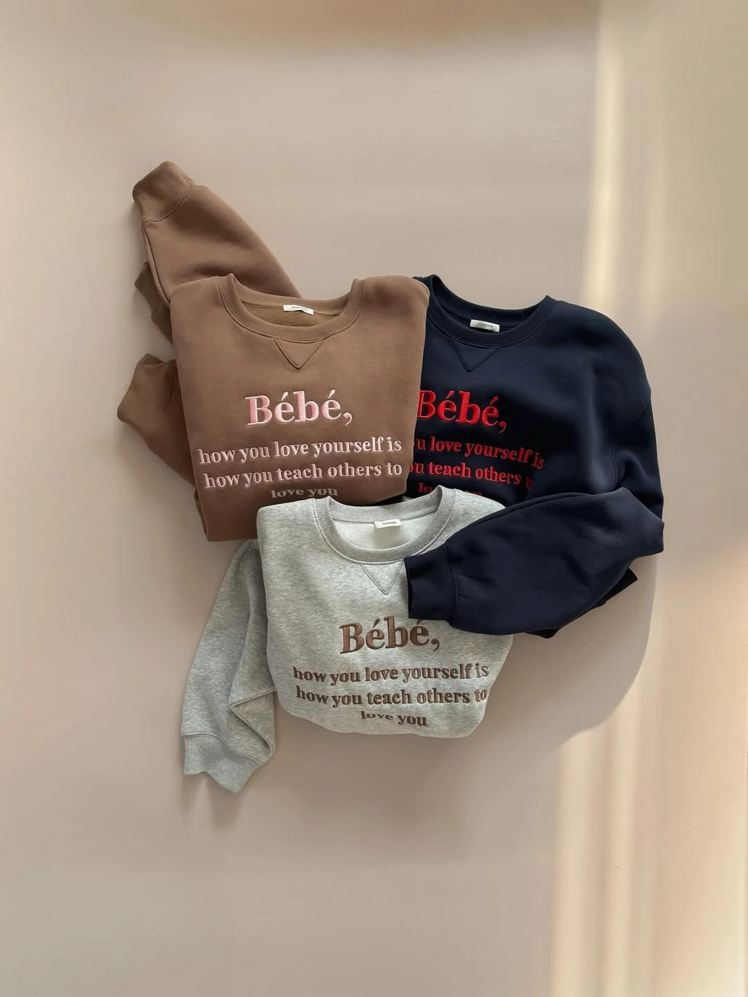 現貨Noirnine精緻刺繡薄絨大學tee