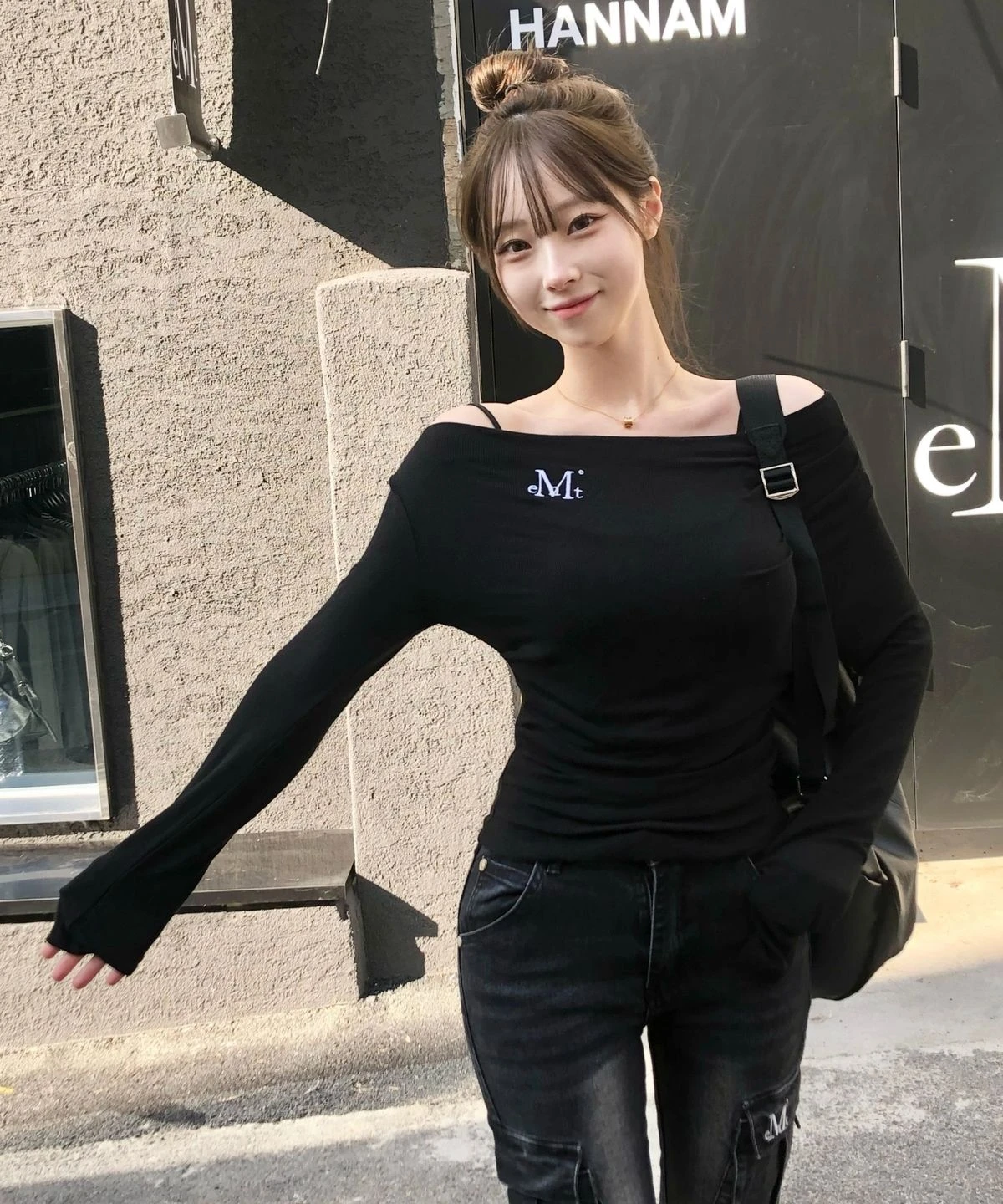 Mucent 露肩不對稱捲邊長袖T LIVRE OFF SHOULDER UNBALANCE LONG SLEEVE T