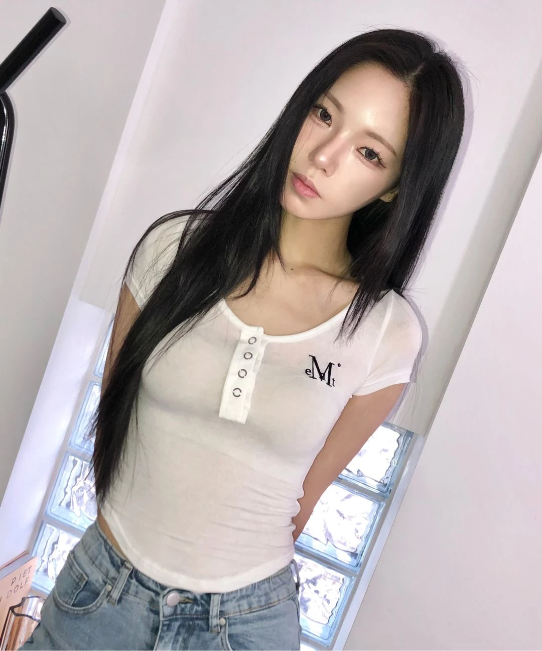 Mucent 標誌性 Logo 按扣男女通用圓領短袖T HARING SIGNATURE LOGO SNAP BUTTON U-NECK HALF T