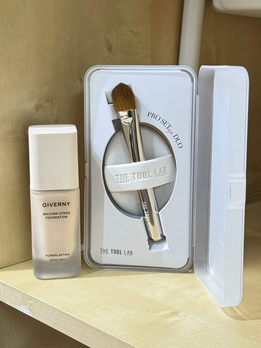 Giverny 空氣水漾粉底液 30ml + The Tool Lab PRO 灰色粉撲刷具組