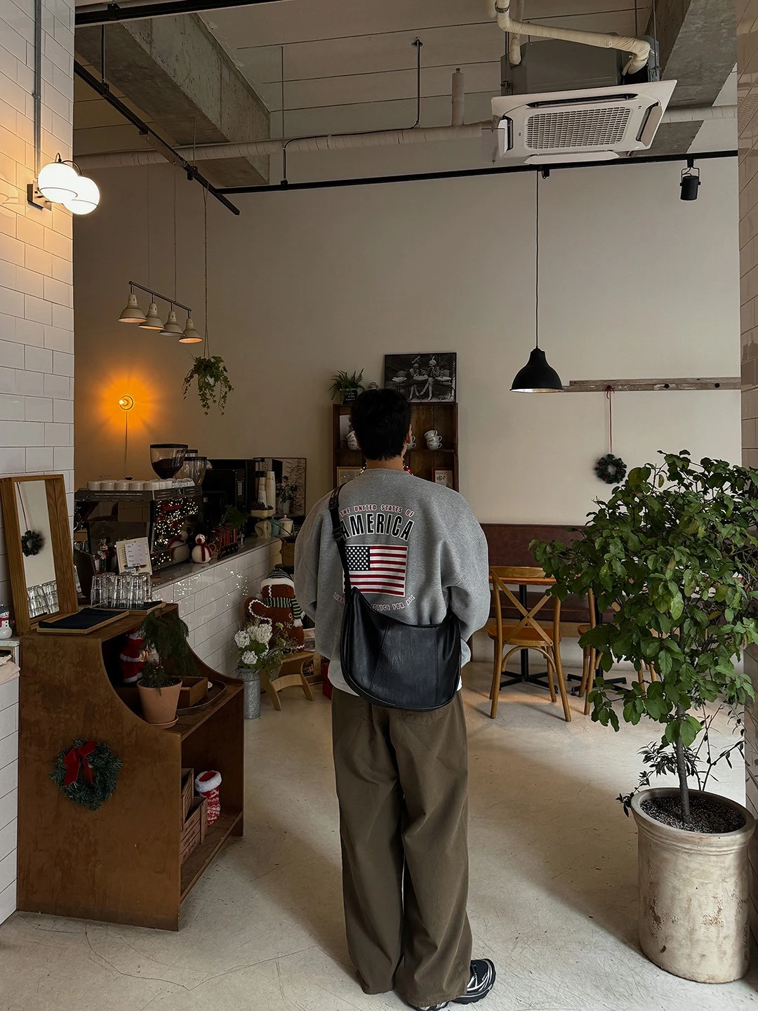 韓國皮革圓弧形斜背包