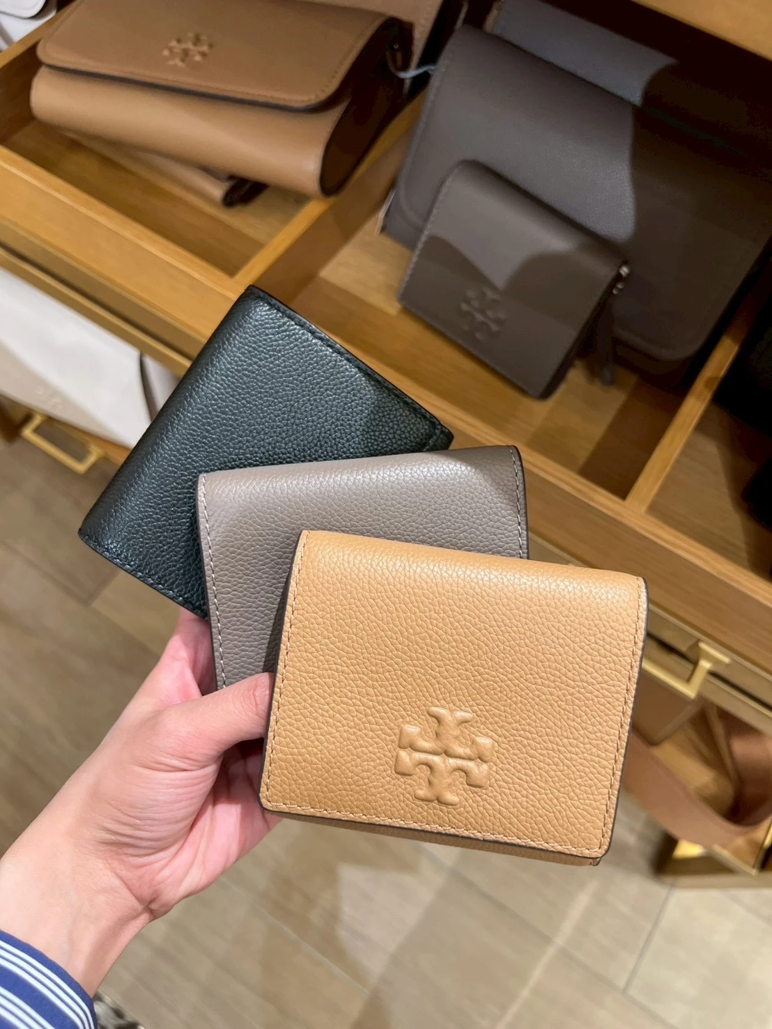 現貨大象灰｜Tory Burch Thea 浮雕 錢包