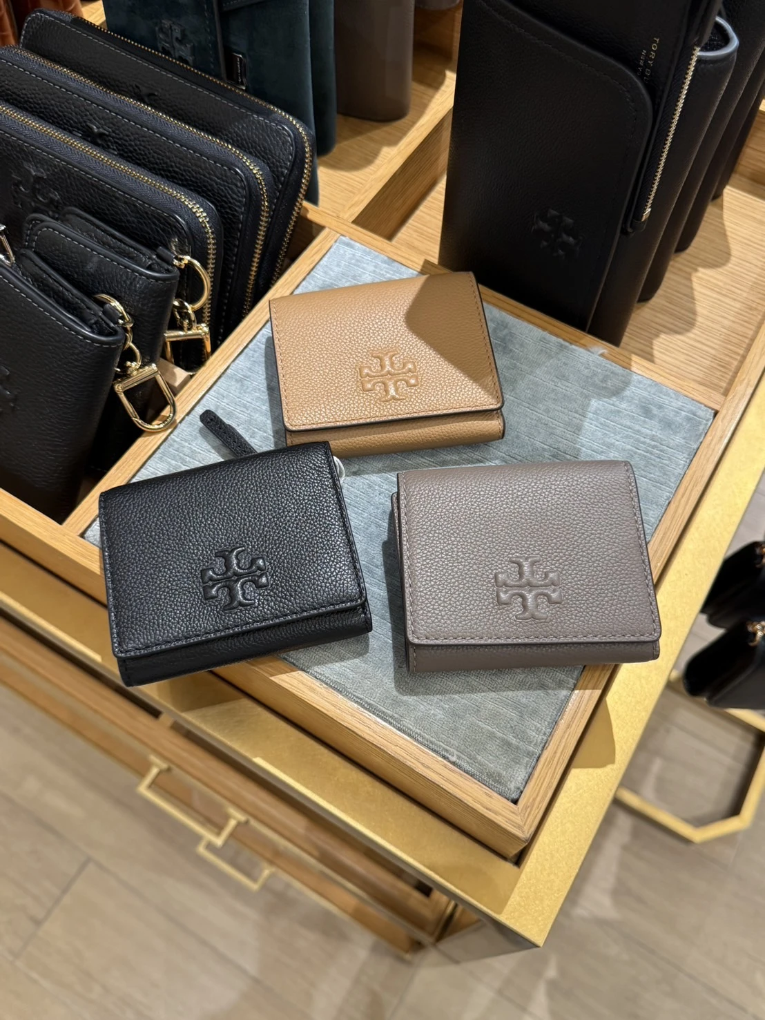 現貨大象灰｜Tory Burch Thea 浮雕 錢包