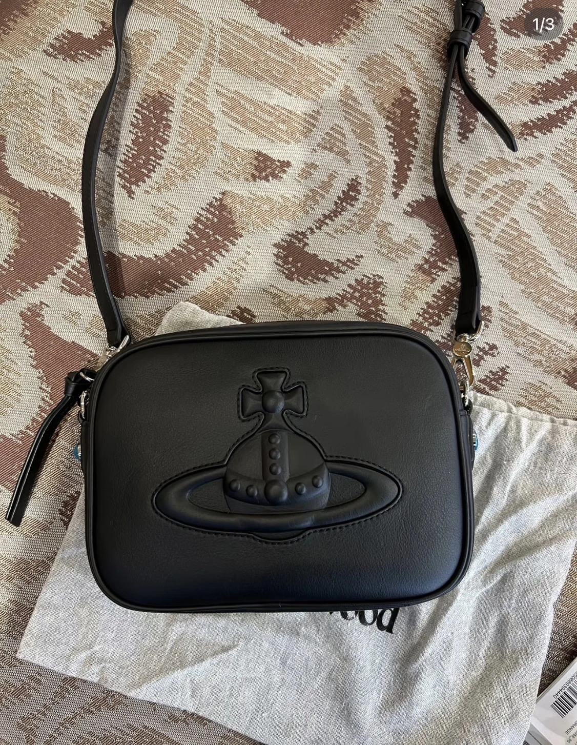 現貨｜Vivienne Westwood Anna 土星浮雕相機包