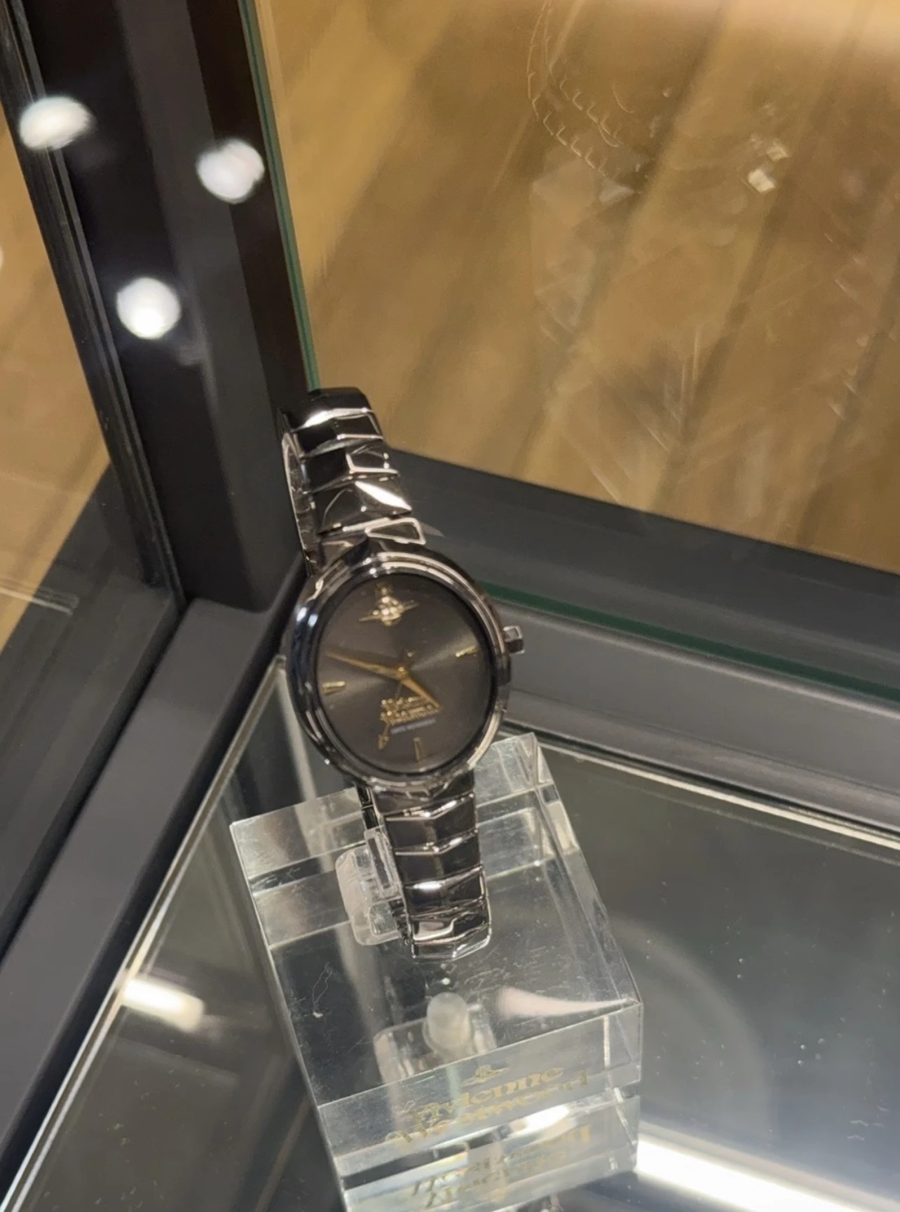 <限時優惠>Vivienne Westwood 蛇骨手錶 搶黑色