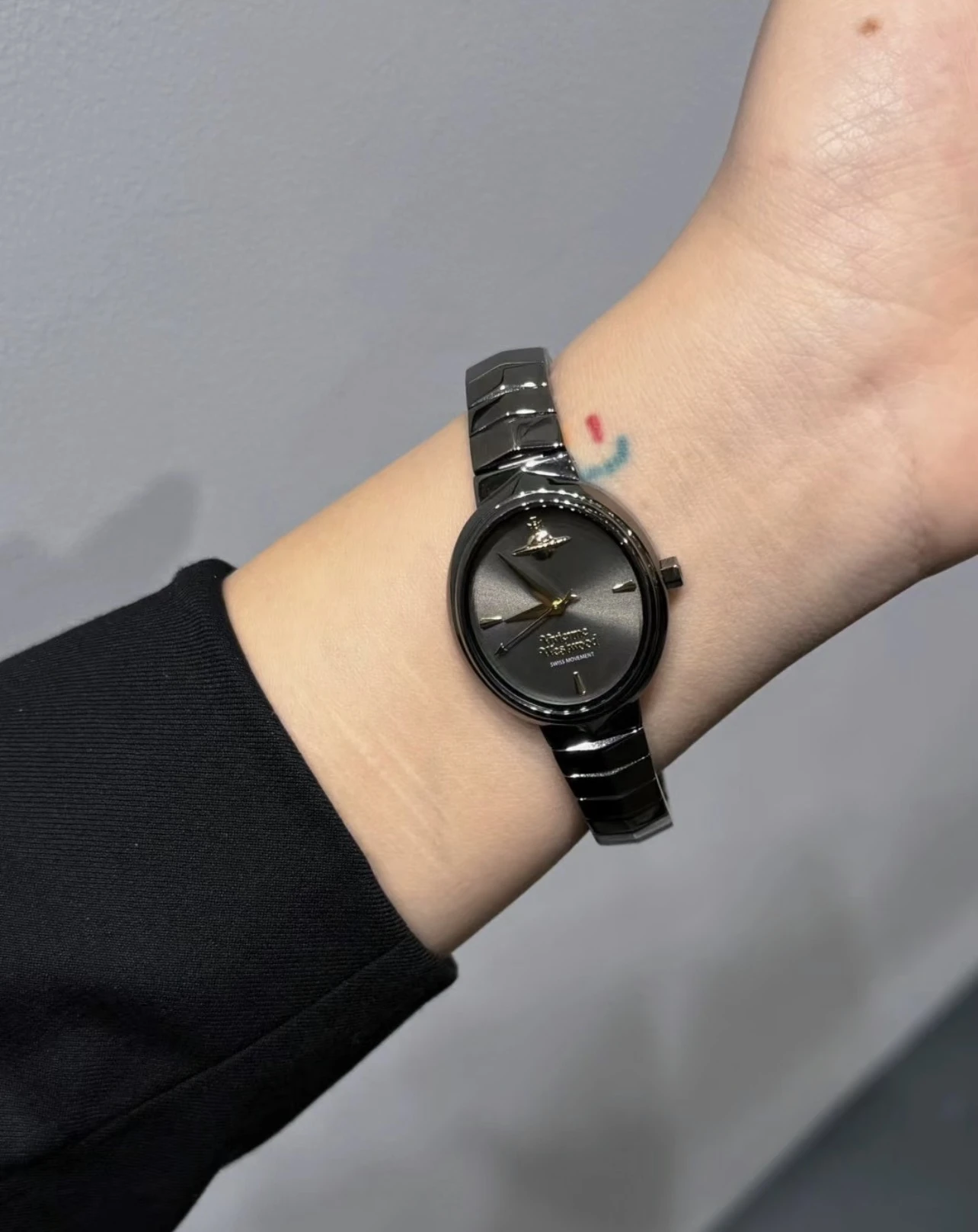 <限時優惠>Vivienne Westwood 蛇骨手錶 搶黑色