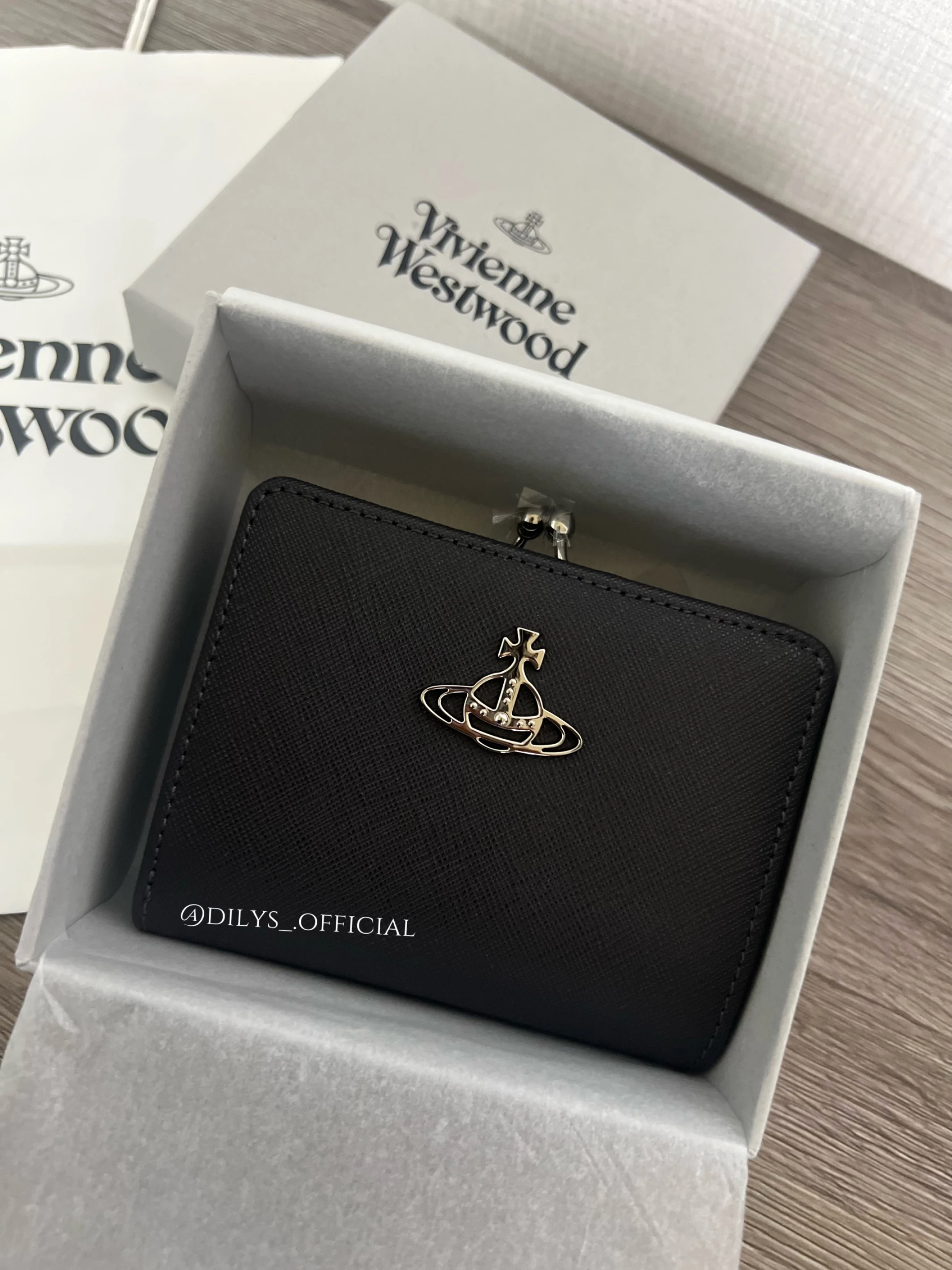 現貨｜Vivienne Westwood Saffiano 防刮皮革對折珠扣/口金短夾 對折錢包