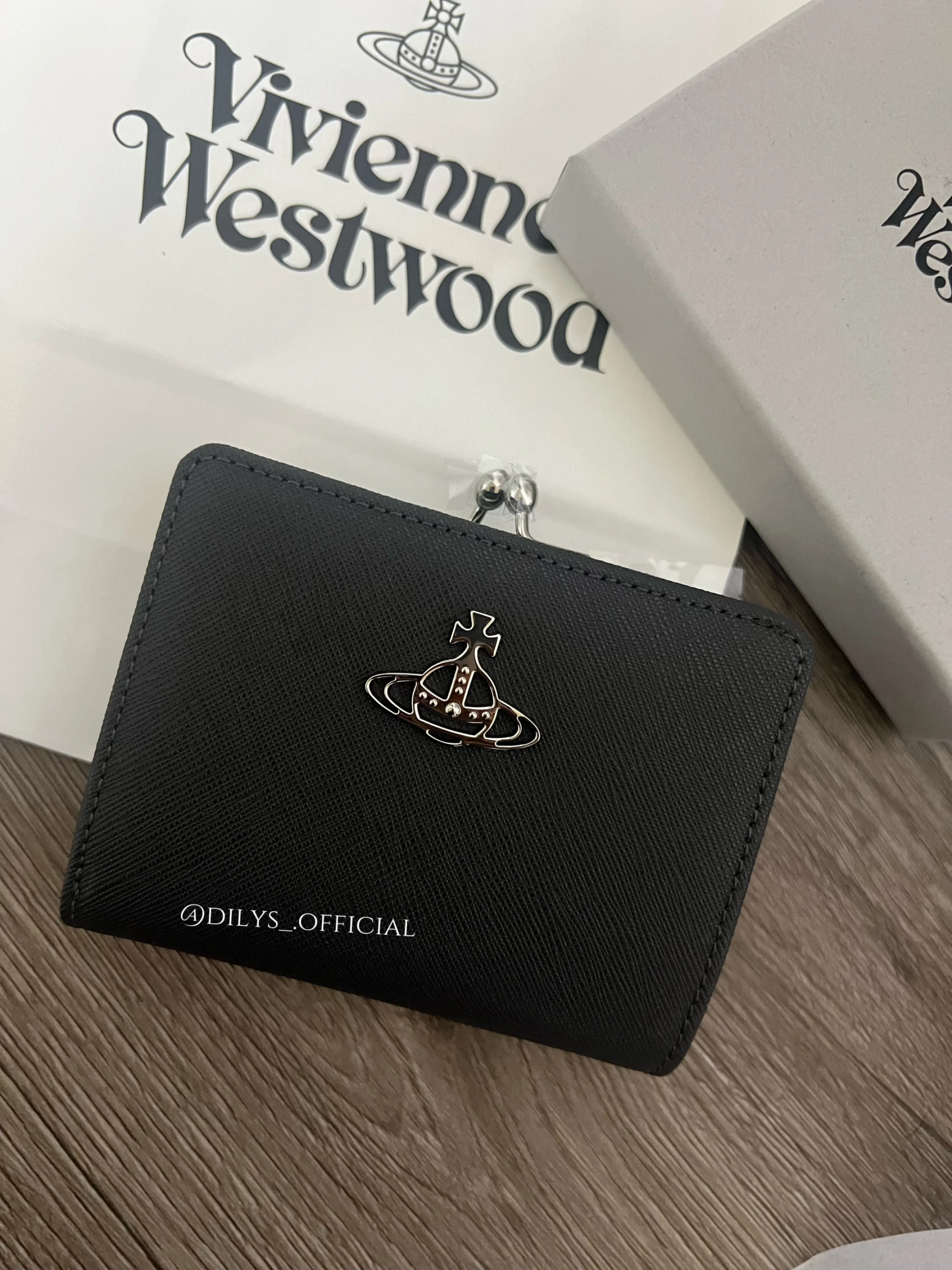 現貨｜Vivienne Westwood Saffiano 防刮皮革對折珠扣/口金短夾 對折錢包