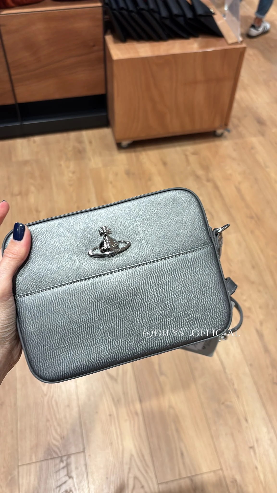 特賣客訂Vivienne Westwood 相機包
