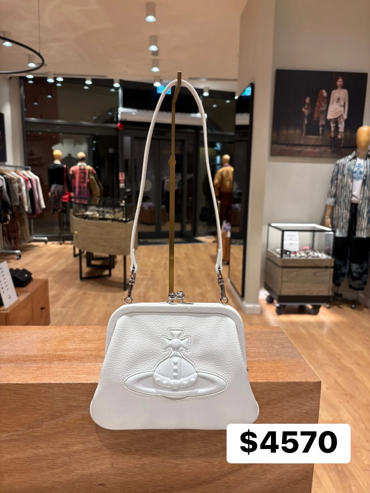 特賣客訂Vivienne Westwood 白色浮雕腋下包