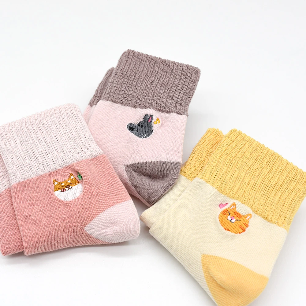刺繡反折中筒襪3雙組-桃紅+淺粉+米