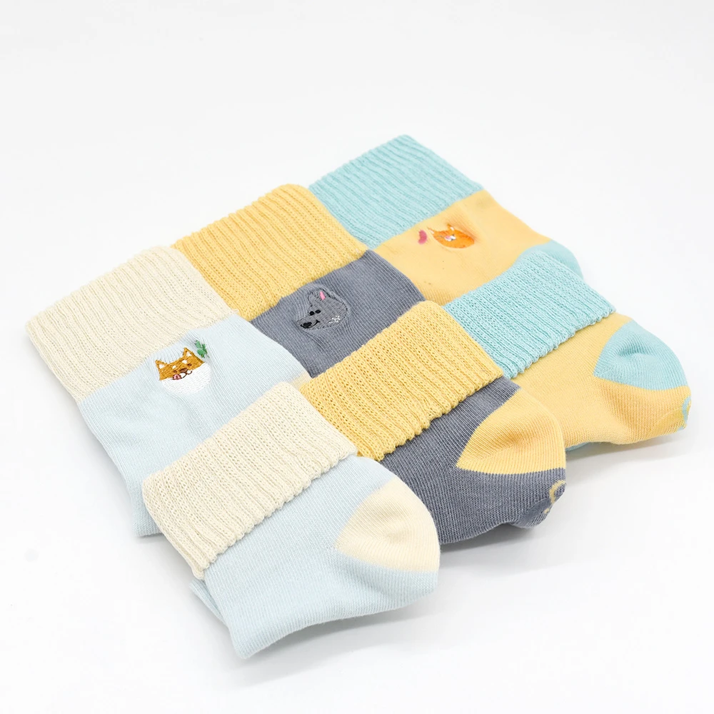 刺繡反折中筒襪3雙組-淺藍+灰+黃