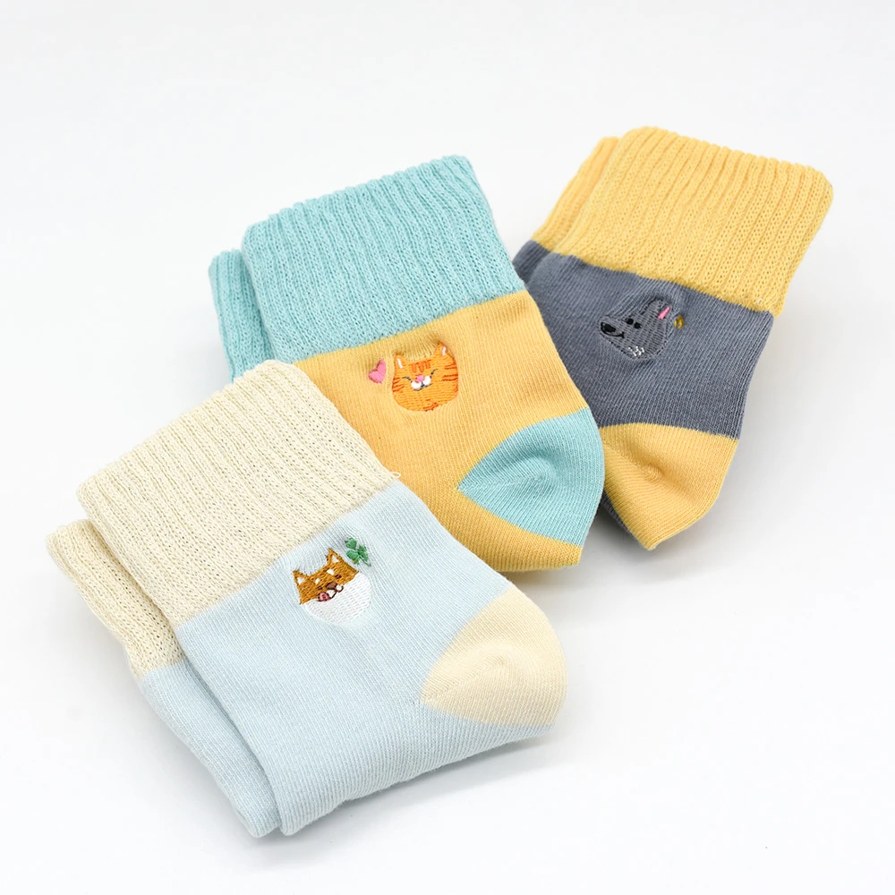 刺繡反折中筒襪3雙組-淺藍+灰+黃