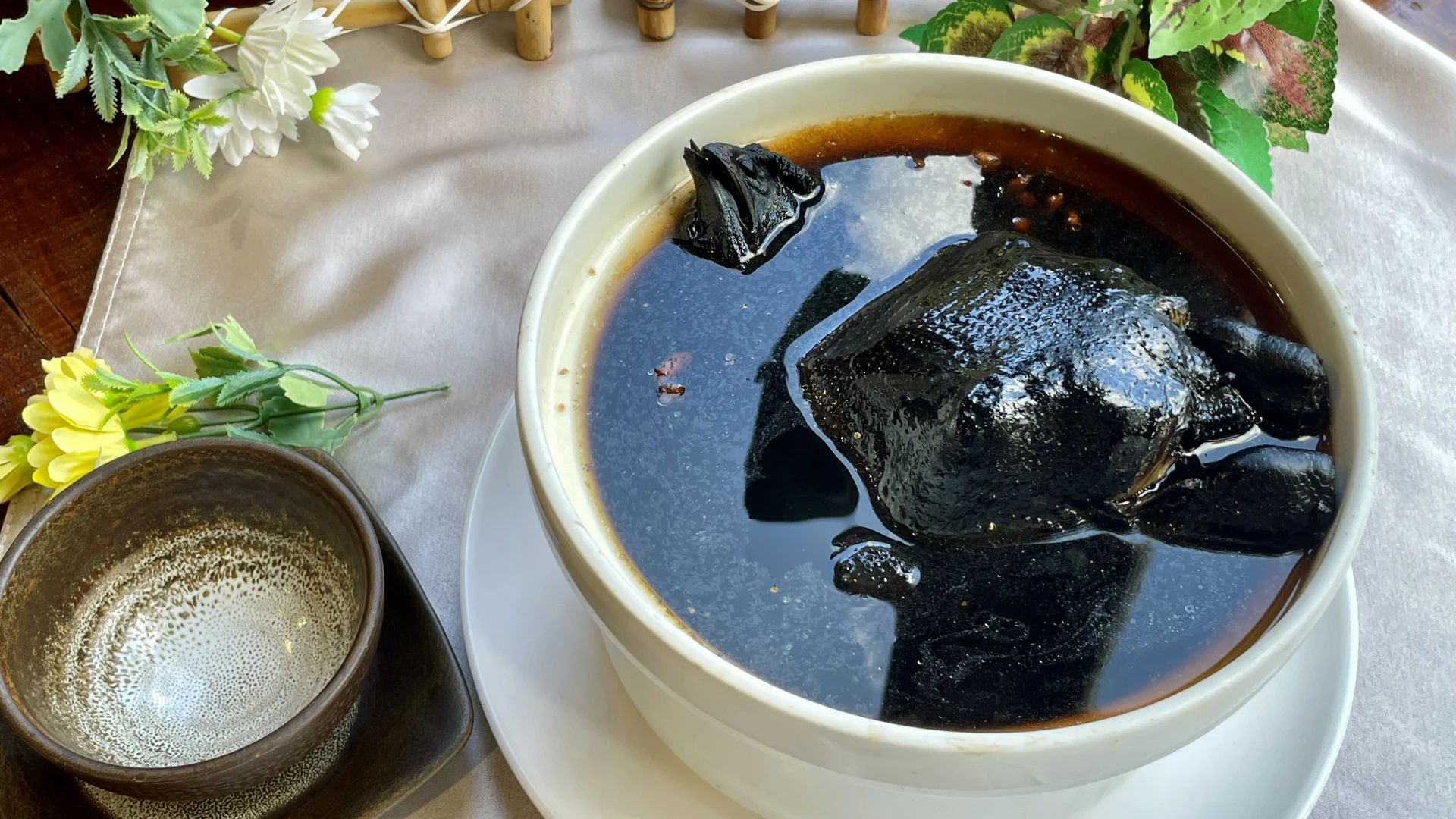 濃郁仙草烏骨雞湯