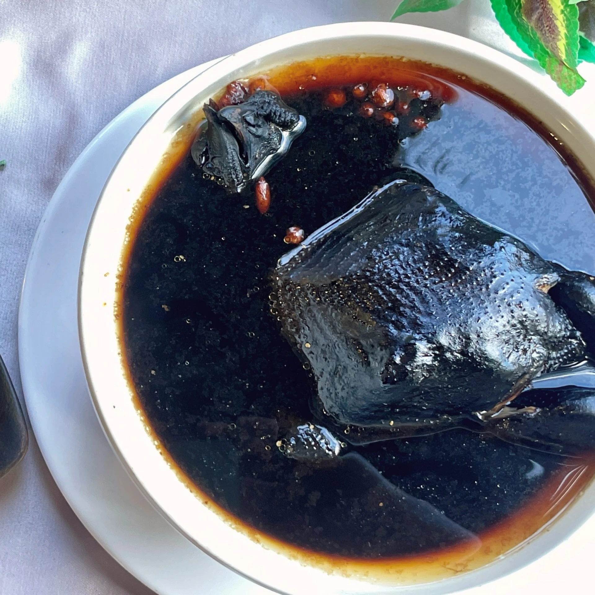 濃郁仙草烏骨雞湯