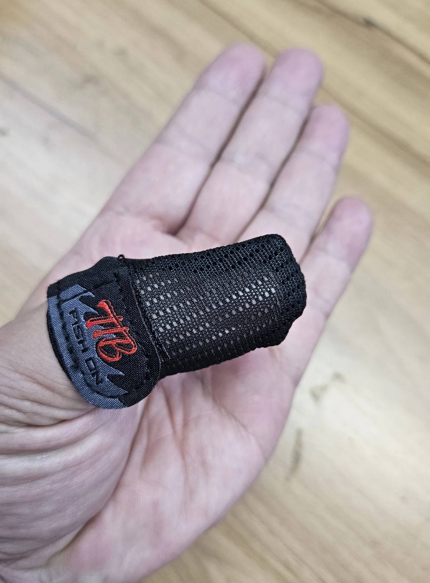 【世界釣具】鉅灣 排線拇指套 小烏龜 捲線器 彈替幫指套 PE線拇指套 潛水布料