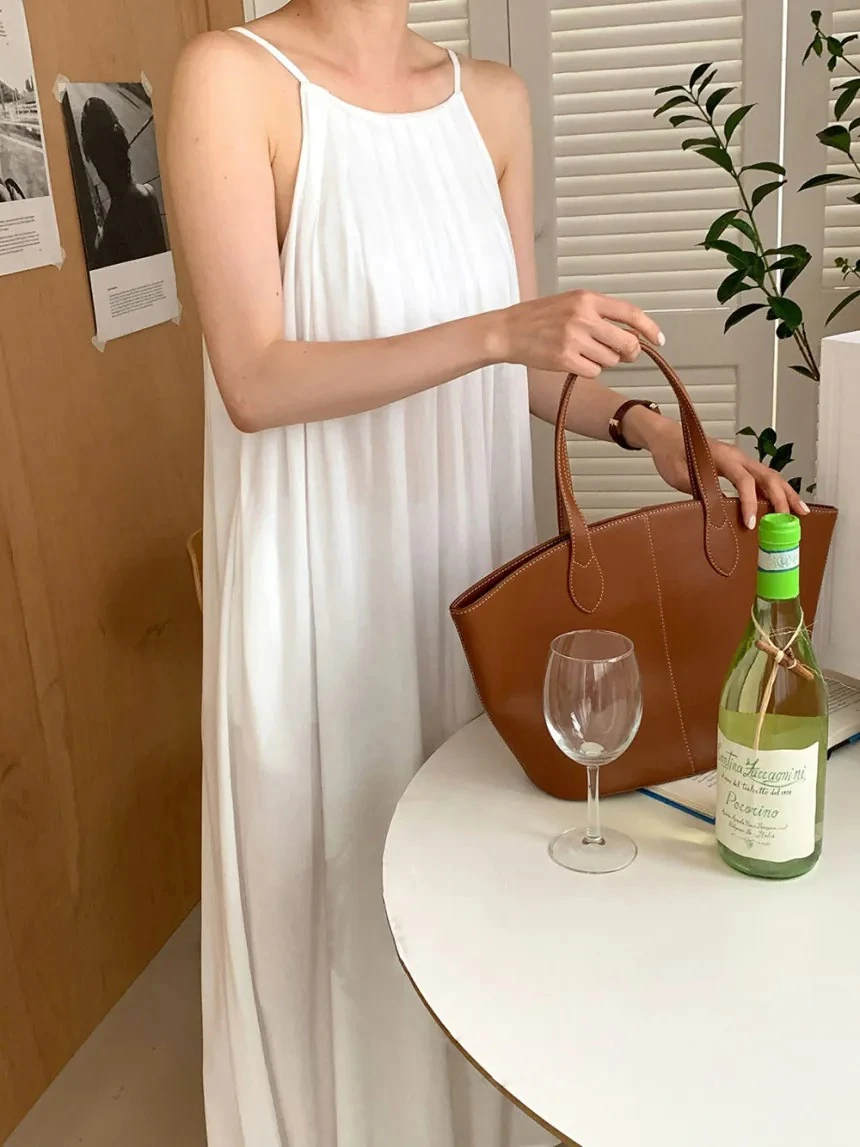 Ying Fashion Shop 法式優雅 簡約圓領 百摺設計感 露背吊帶連衣裙 寬鬆大擺連衣裙 甜美吊帶洋裝