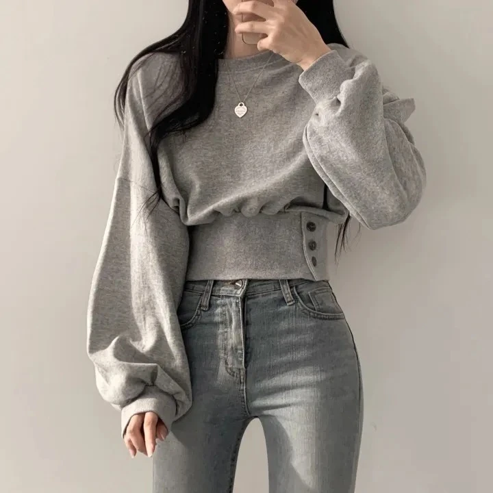 Ying Fashion Shop 棉質長袖短版上衣 繫釦設計感 收腰顯瘦 短版長袖圓領上衣 純色長袖短版T恤