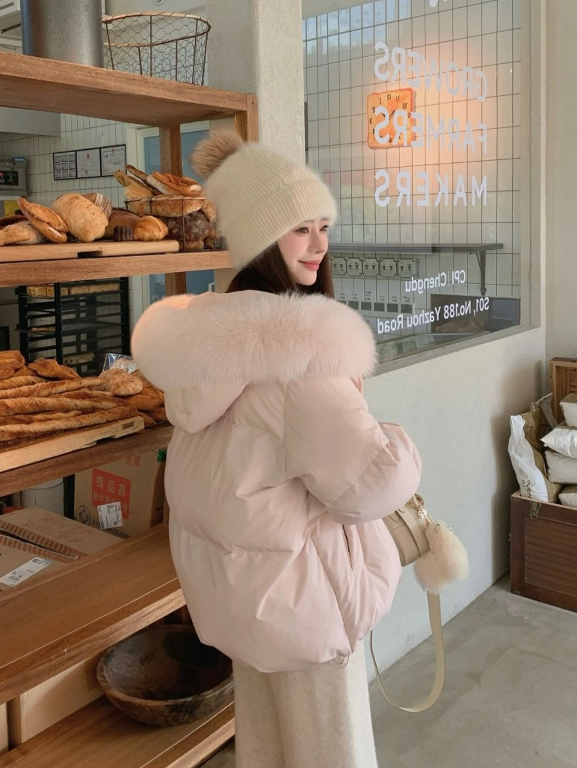 Ying Fashion Shop 甜美粉色 仿狐狸毛大毛領 短版連帽外套 棉服外套 厚實保暖棉服外套 加厚保暖 暖呼呼外套