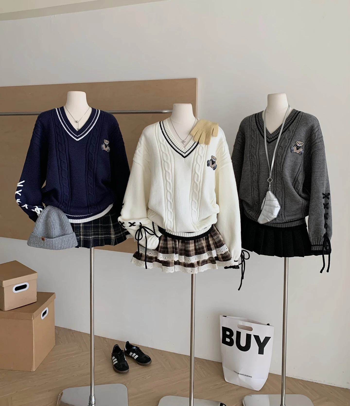 【出清! 現貨48小時快速出貨】Ying Fashion Shop 學院風 小熊撞色 V領針織毛衣 慵懶風 溫柔針織上衣 疊穿V領針織衫+同款蕾絲拼接短裙 層次感短裙 格紋短裙 蝴蝶結短裙 兩件套/拆售