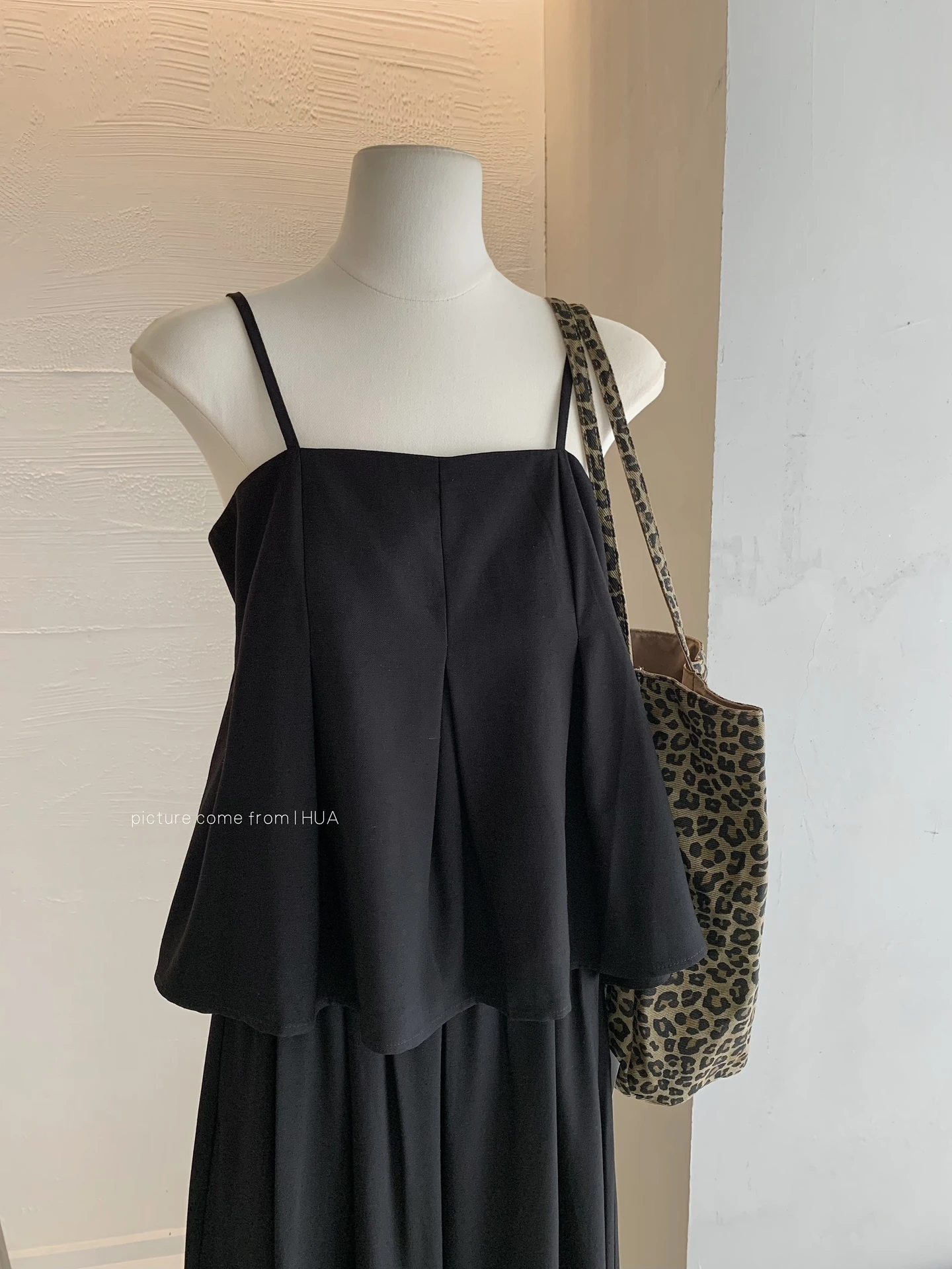 【出清! 現貨48小時快速出貨】Ying Fashion Shop 高級感赫本風 氣質壓褶 吊帶上衣 直筒鬆緊褲 減齡兩件式套裝(複製)