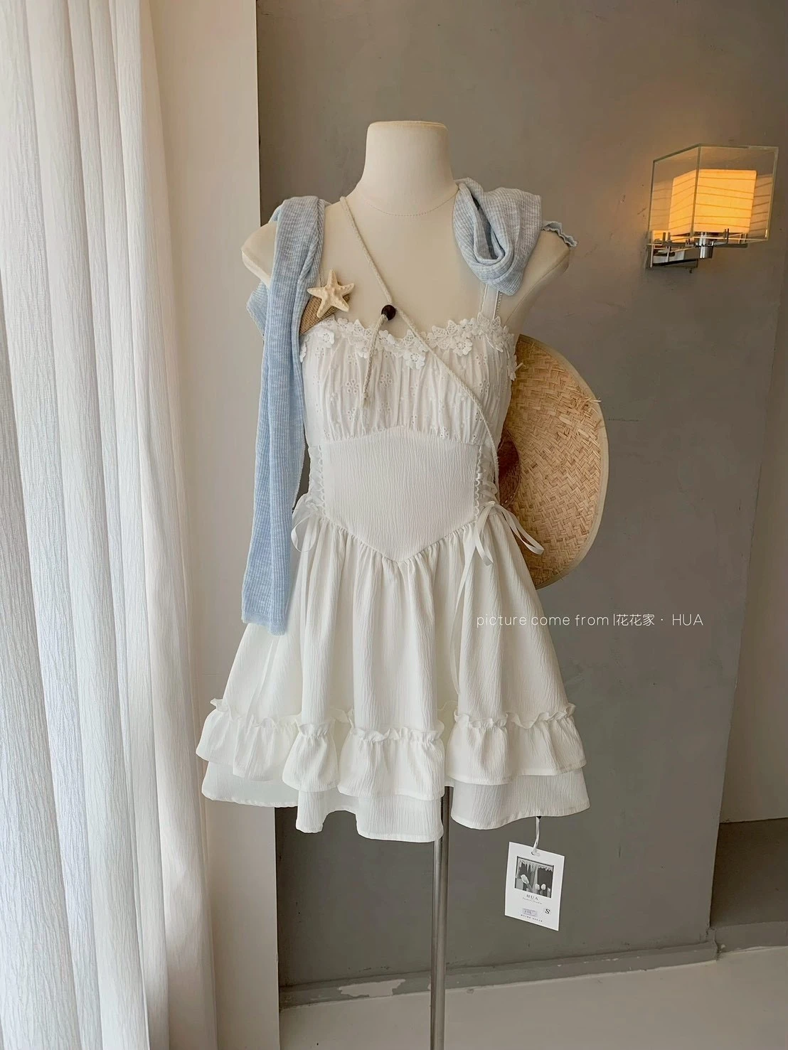 【出清! 現貨48小時快速出貨】Ying Fashion Shop 韓系初戀感 甜美吊帶洋裝 收腰顯瘦 白色收腰吊帶洋裝 木耳邊層次感 白色甜美洋裝