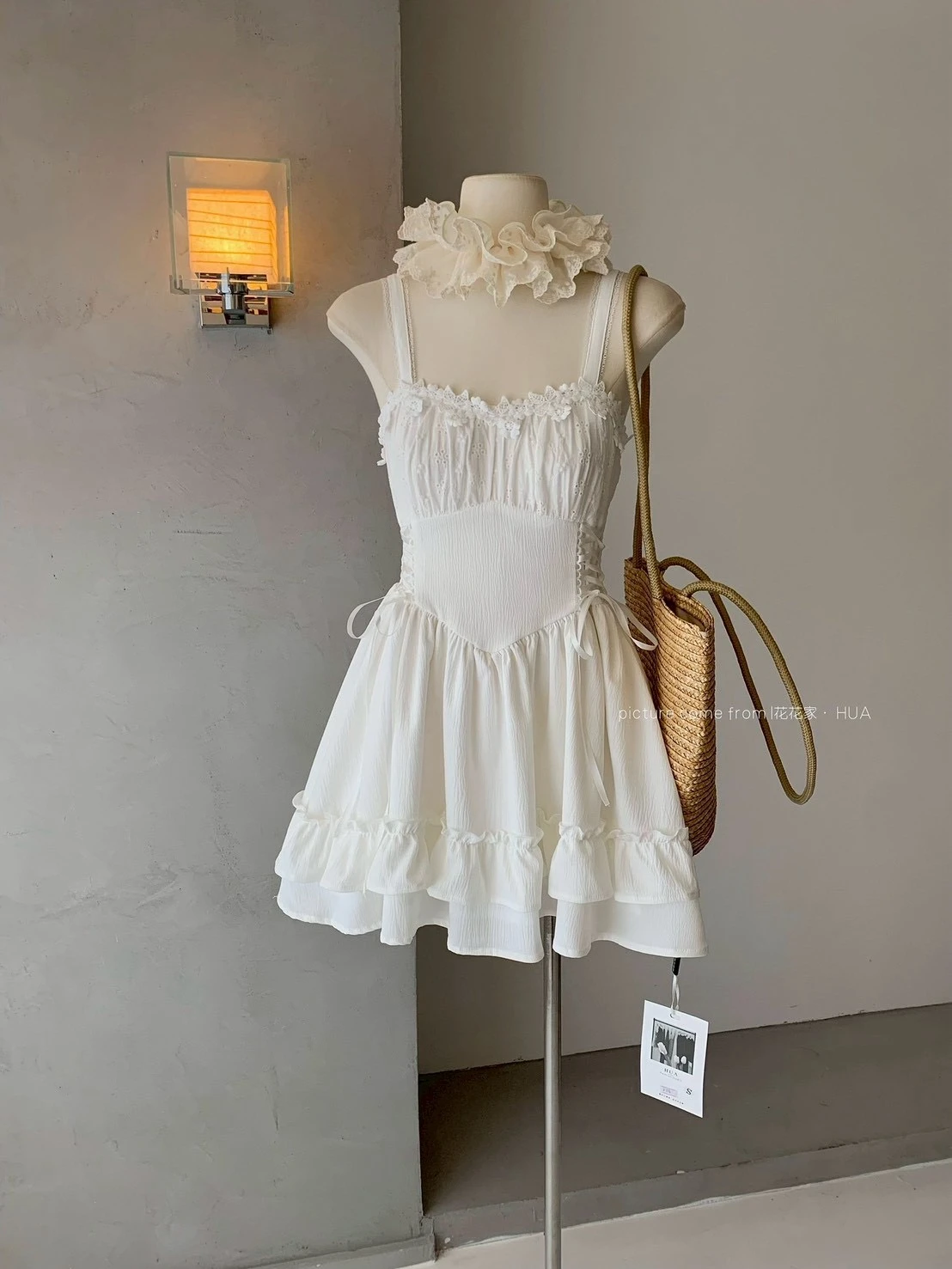 【出清! 現貨48小時快速出貨】Ying Fashion Shop 韓系初戀感 甜美吊帶洋裝 收腰顯瘦 白色收腰吊帶洋裝 木耳邊層次感 白色甜美洋裝