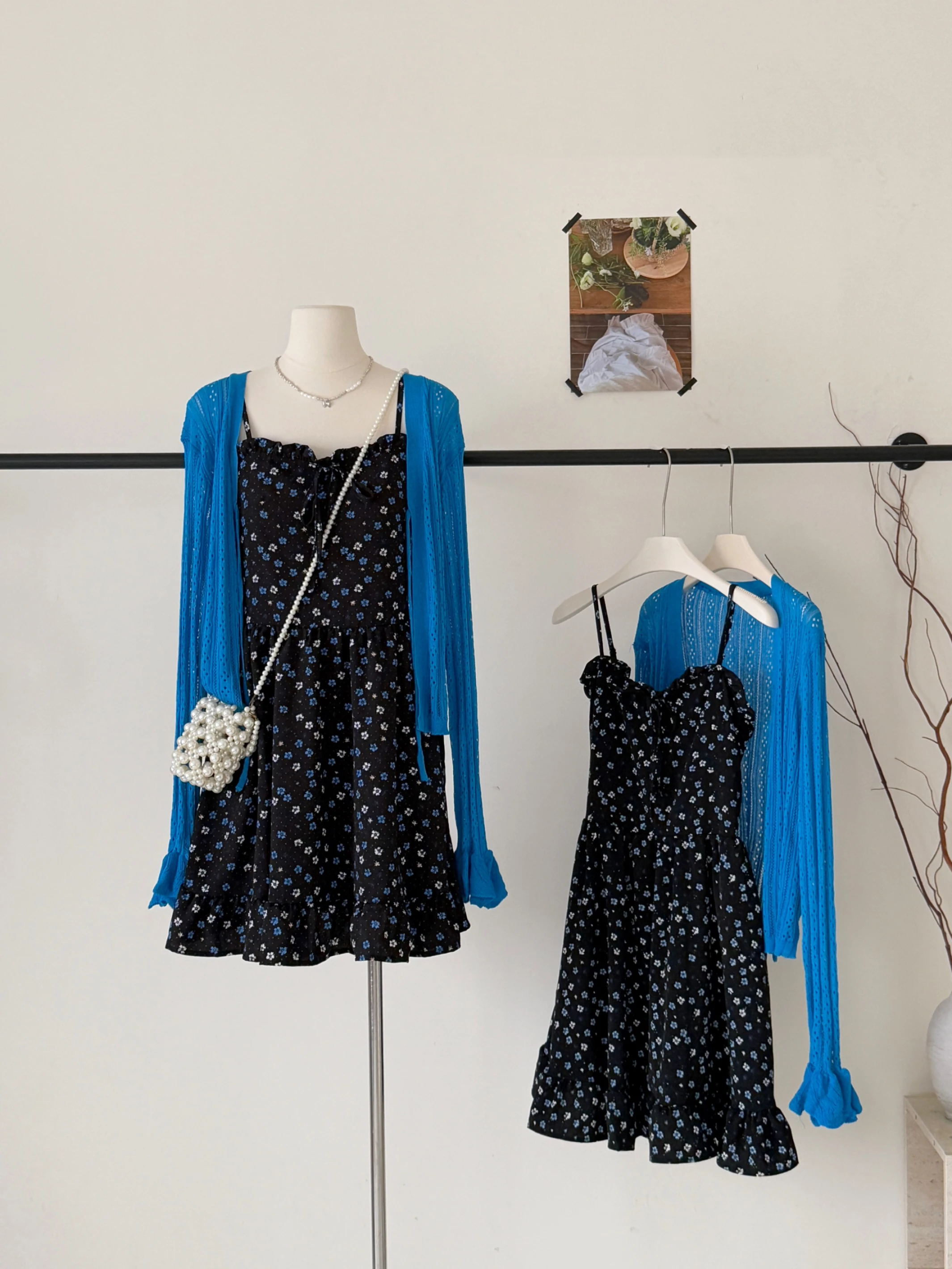 Ying Fashion Shop 搶眼碎花搭配 黑色碎花兩件套 海邊渡假 可愛碎花吊洋裝 A字短裙 亮藍色罩衫 兩件式套裝