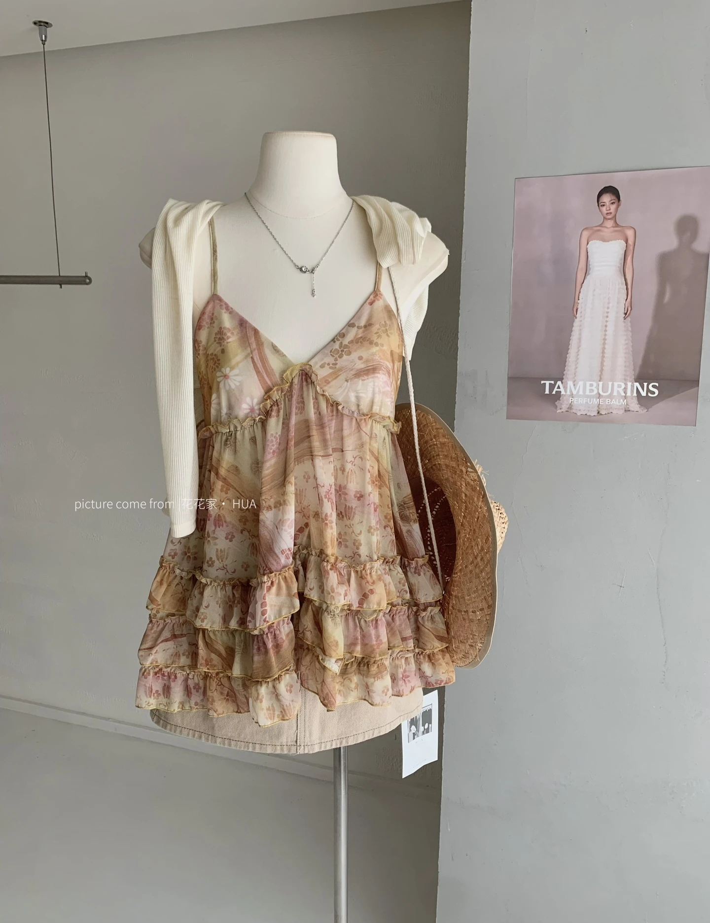 【出清! 現貨48小時快速出貨】Ying Fashion Shop 海邊渡假風 碎花荷葉邊 吊帶背心上衣 雪紡疊穿吊帶上衣 渲染色調 層次感吊帶上衣