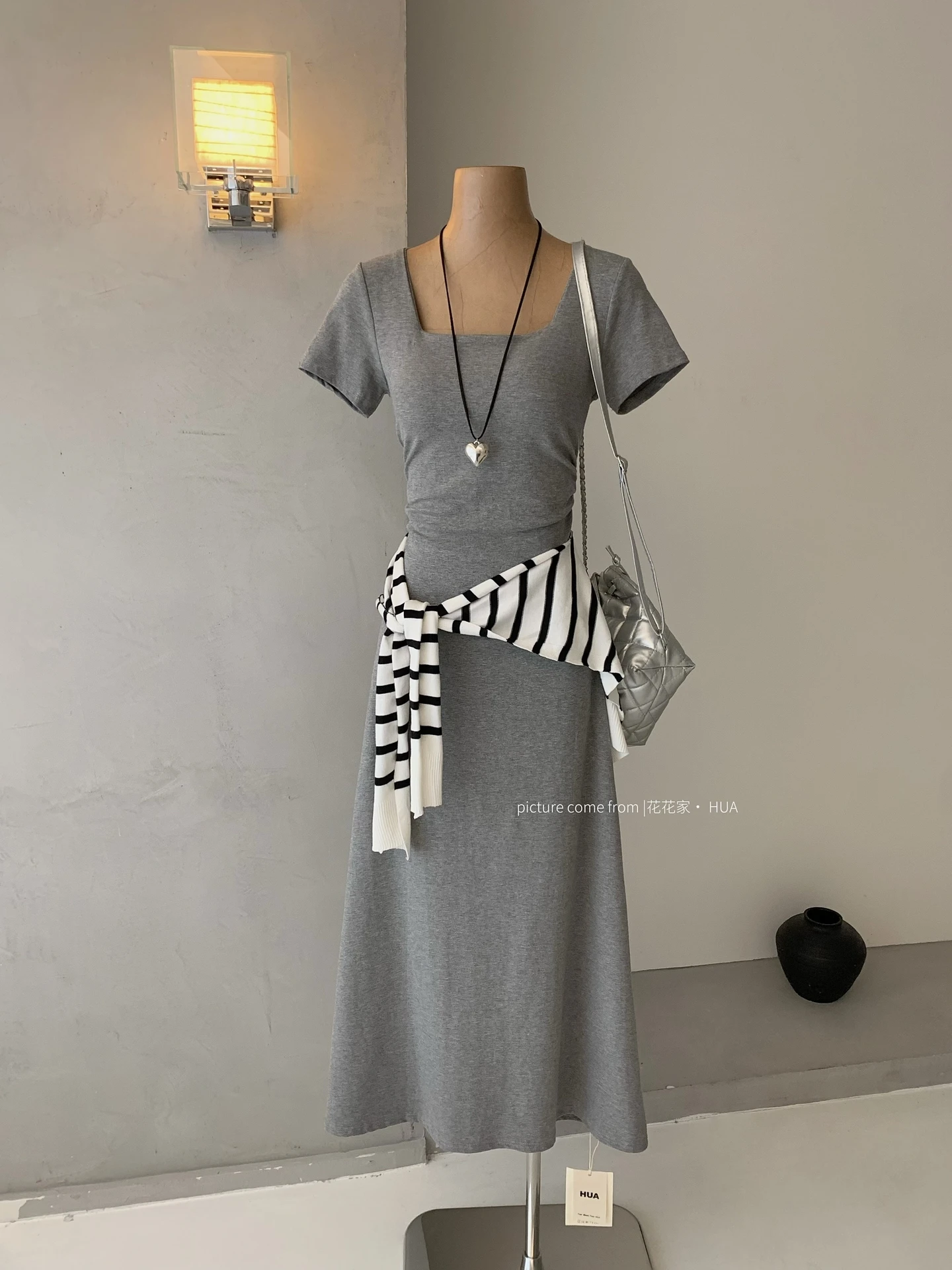 Ying Fashion Shop 知性方領短袖洋裝 皺褶設計 彈力連衣裙 附胸墊 修身顯瘦 純色方領連衣裙