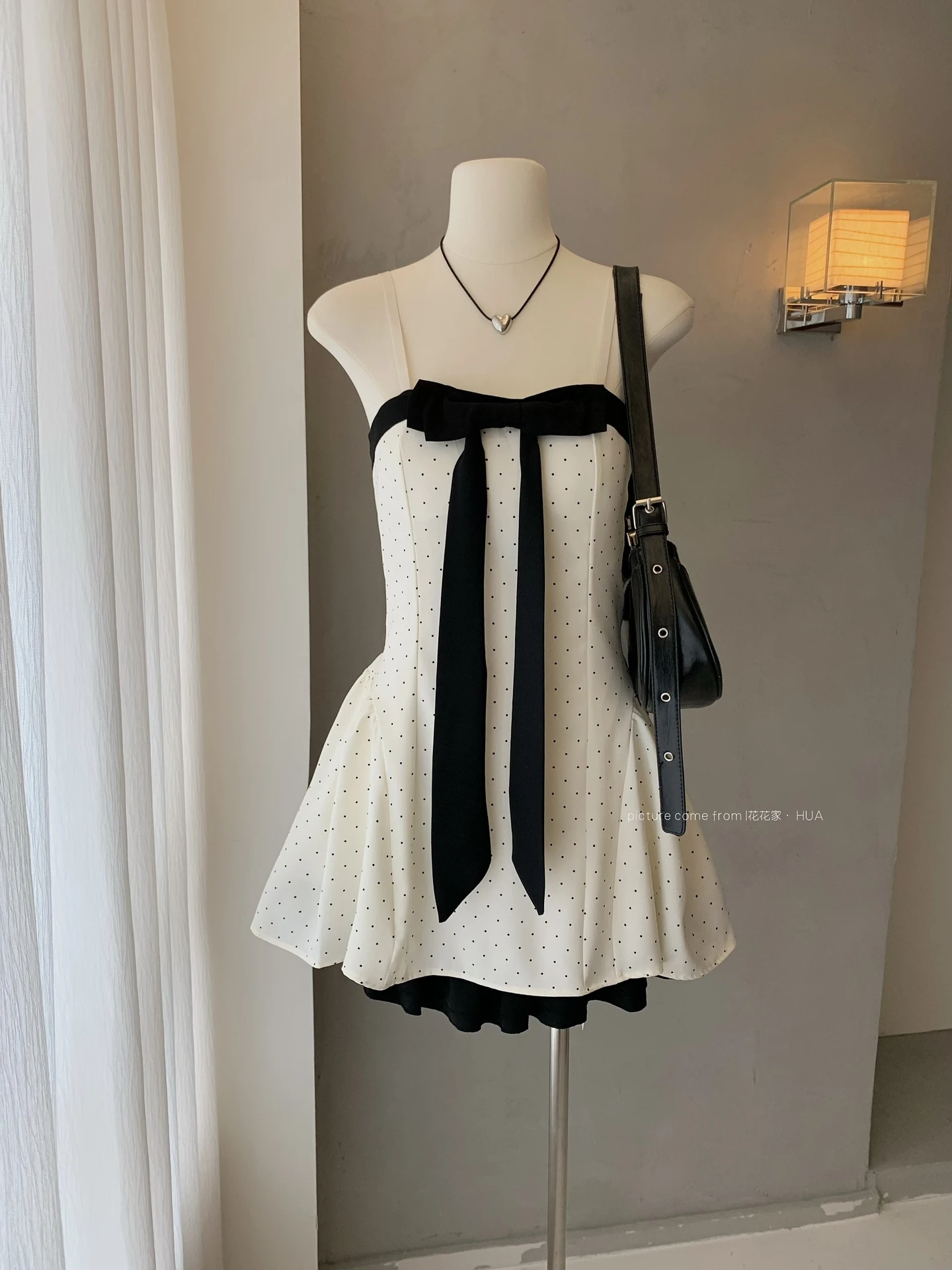Ying Fashion Shop 辣妹點點 蝴蝶結拼接 吊帶連衣裙 收腰顯瘦 吊帶蝴蝶結洋裝