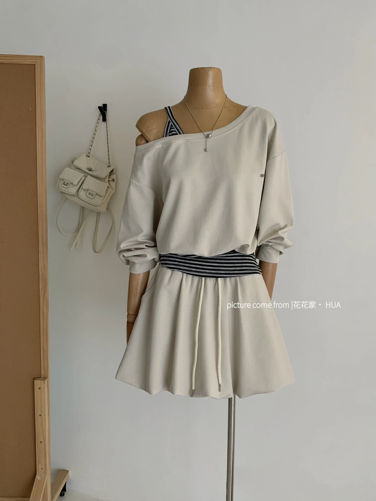 Ying Fashion Shop 高質感 斜肩寬鬆上衣 條紋背心 長袖上衣 百褶半身裙 兩件式套裝