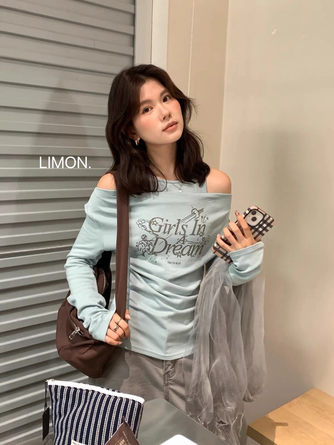 Ying Fashion Shop 高質感 假兩件一字領 露肩長袖上衣 彈力棉質 修身顯瘦 字母印花 長袖上衣