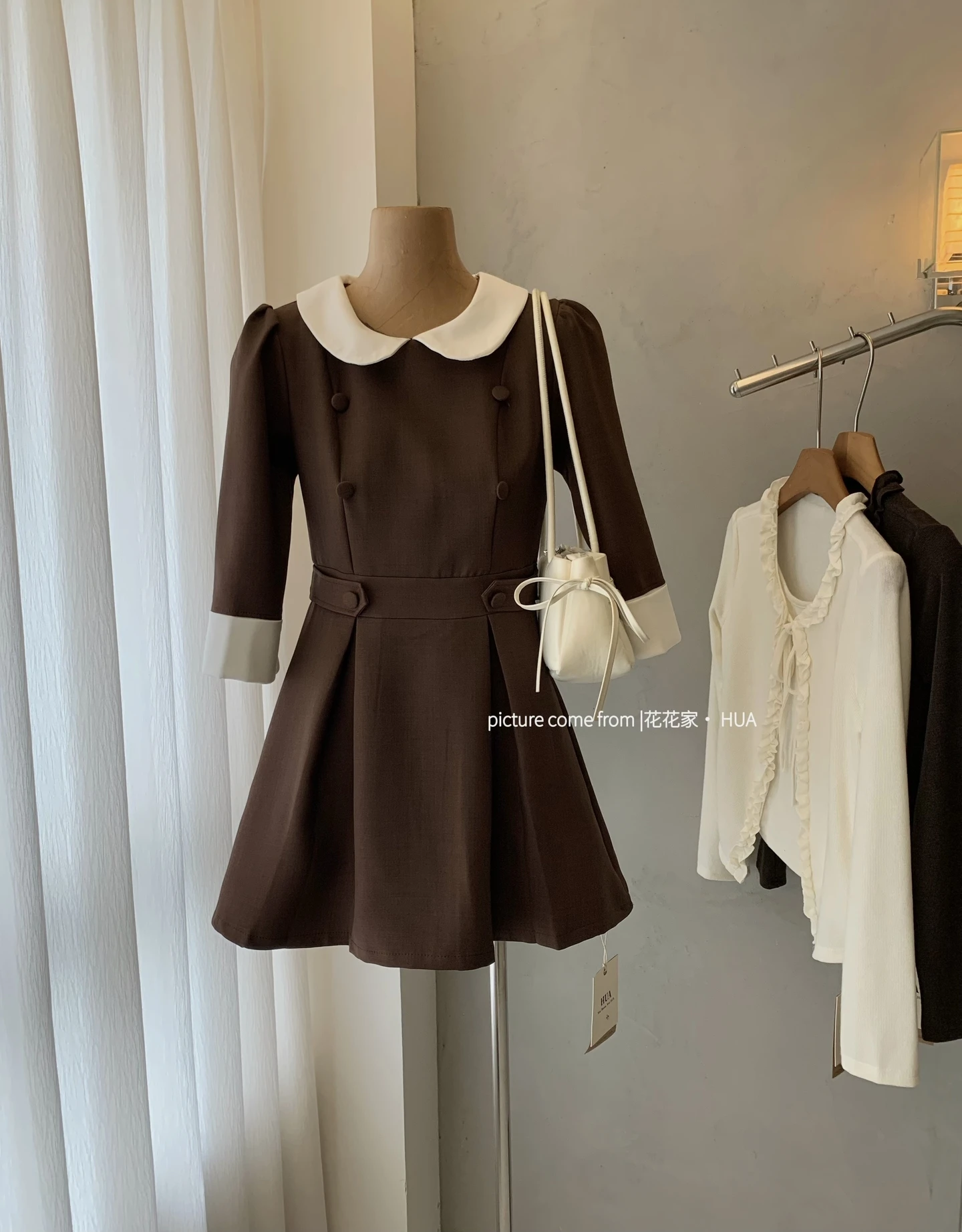Ying Fashion Shop  MIU系 甜美洋裝 咖色雙排釦 娃娃領洋裝 七分袖收腰連衣裙