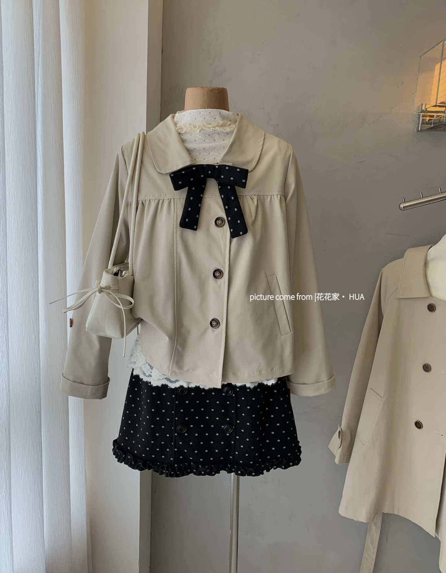 Ying Fashion Shop 氛圍感 短版風衣外套 蝴蝶結設計感 點點雙排釦 A字半身裙 兩件式套裝