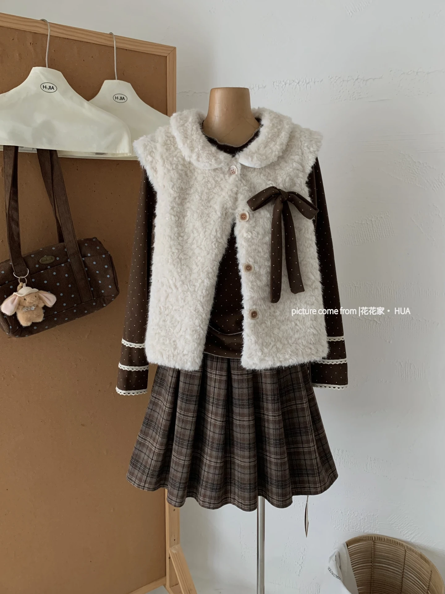 Ying Fashion Shop 軟雲朵奶白毛絨背心+長袖打底衫兩件式套裝