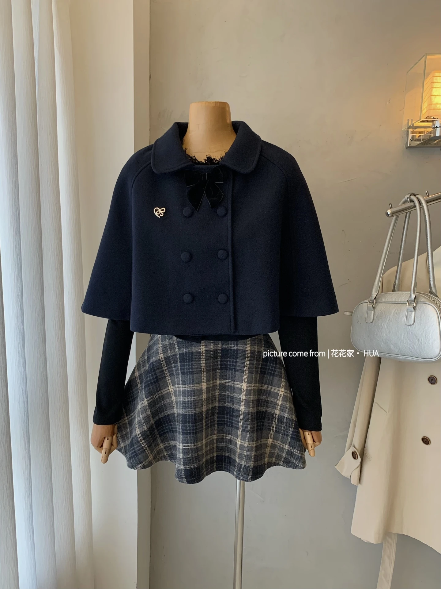 Ying Fashion Shop 高級感 蝴蝶結毛領斗篷外套＋針織內搭 打底針織衫＋格紋短裙 三件式套裝