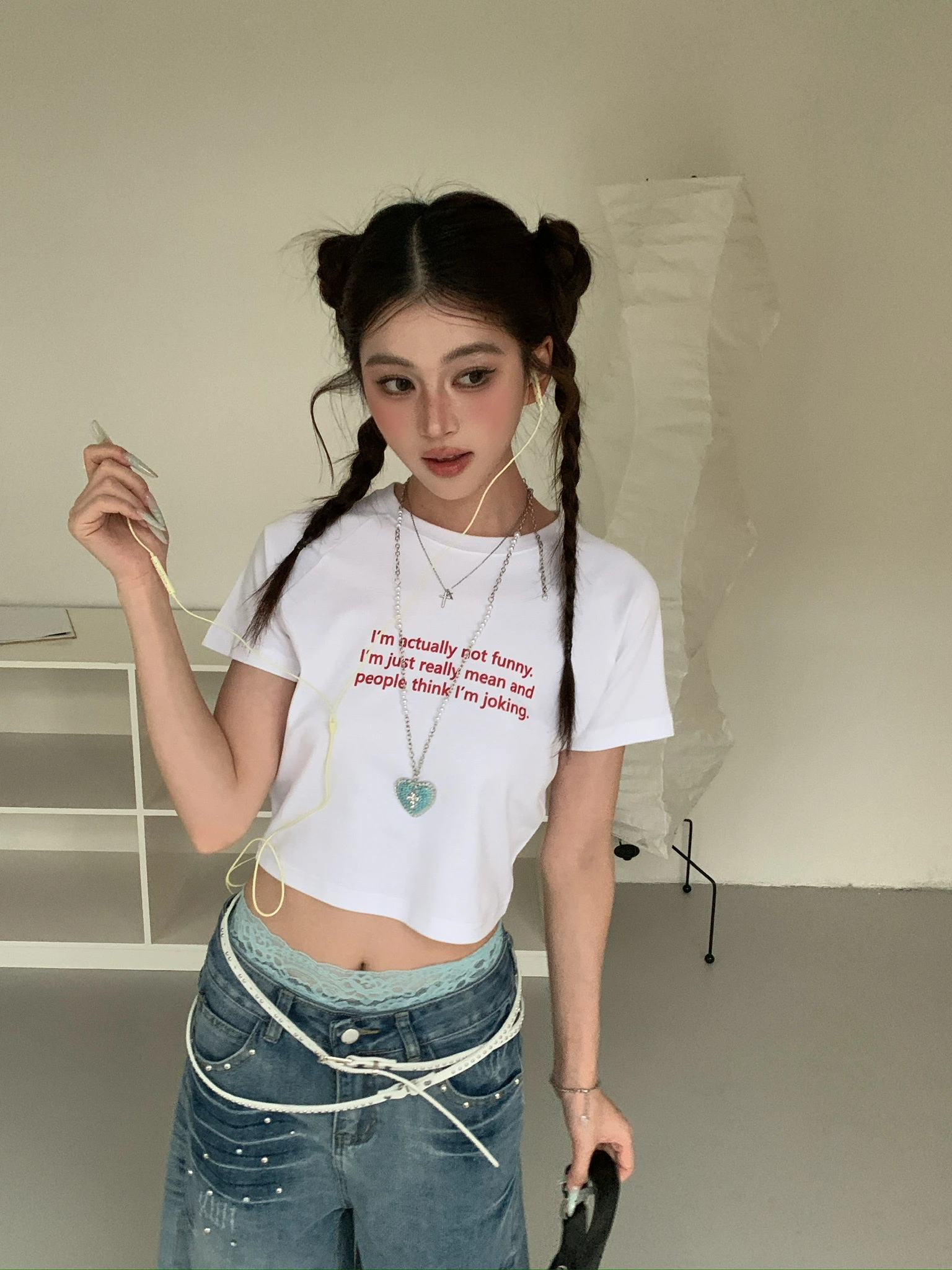 (現貨)JUNE123 NOT FUNNY 辣妹TEE