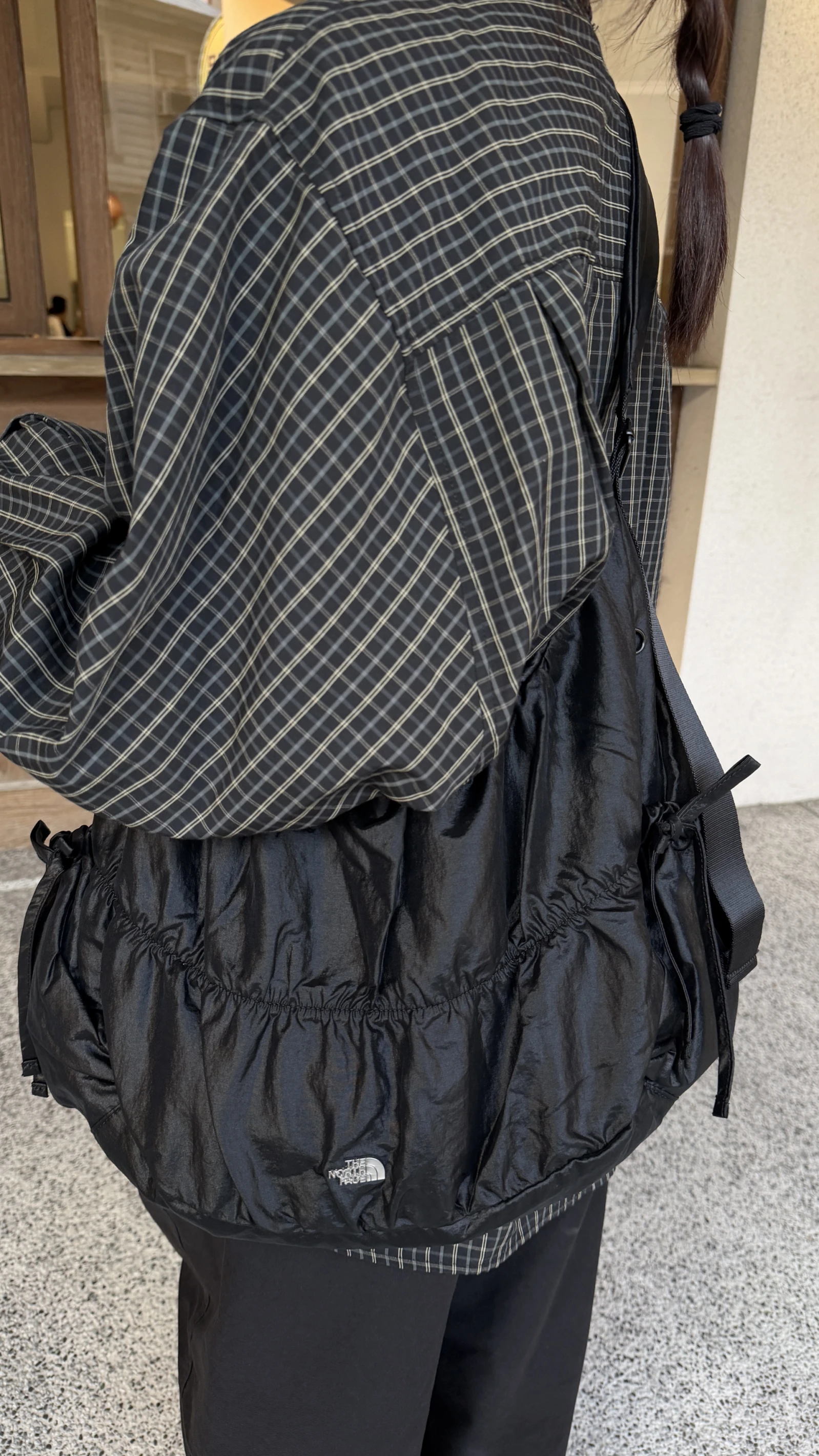 The North Face 抓皺蝴蝶結半月斜背包 BONNEY SR CROSS BAG