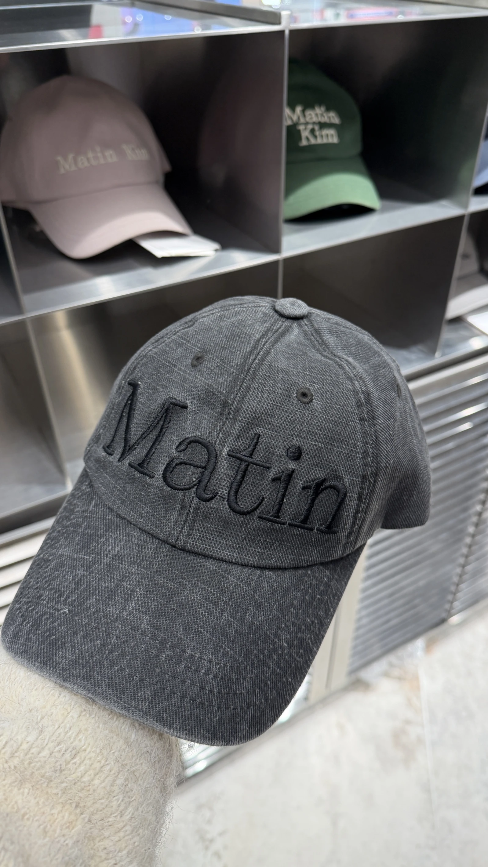 Matin Kim  石洗大字帽子
