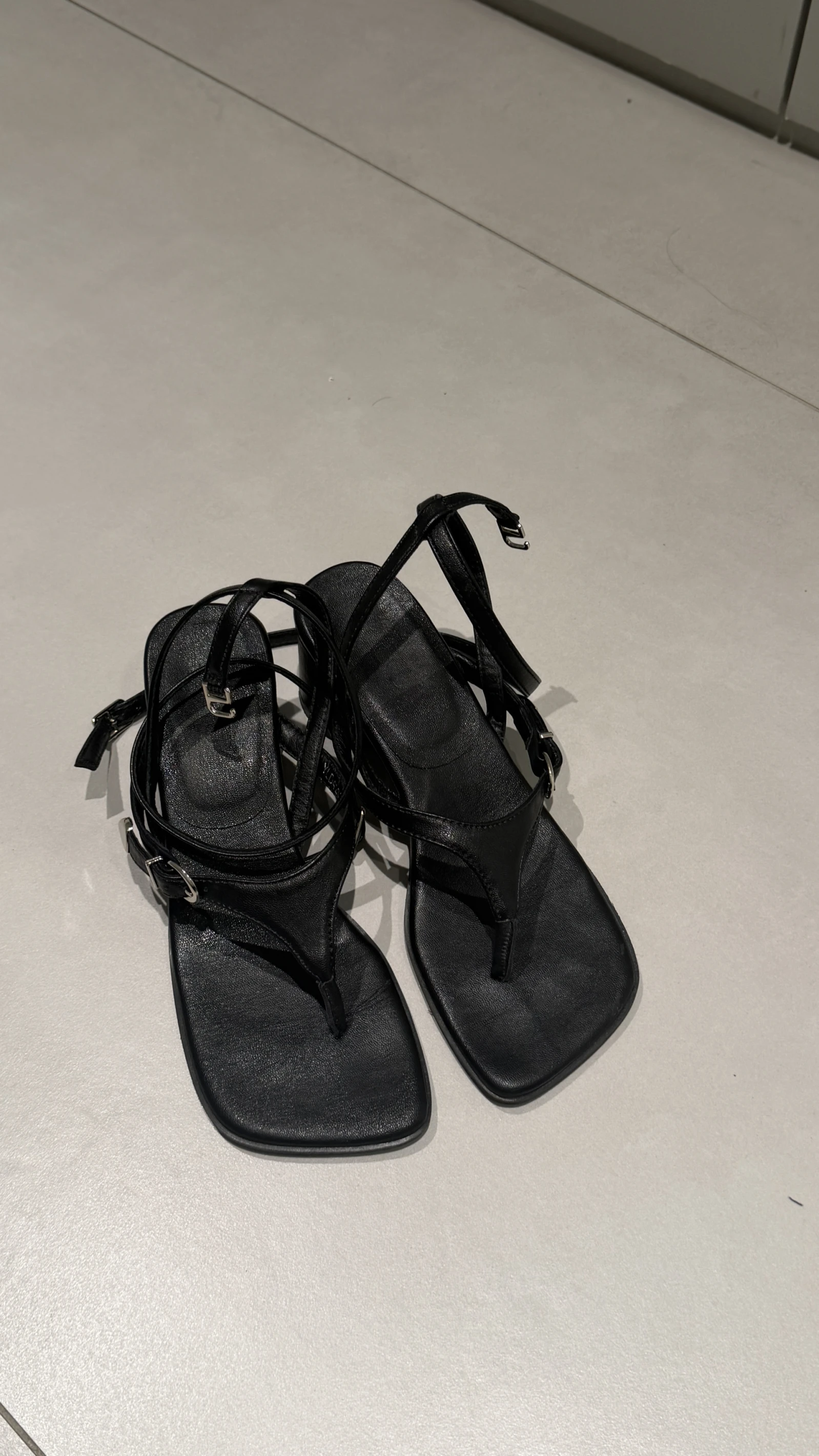 方頭細帶夾腳粗跟涼鞋