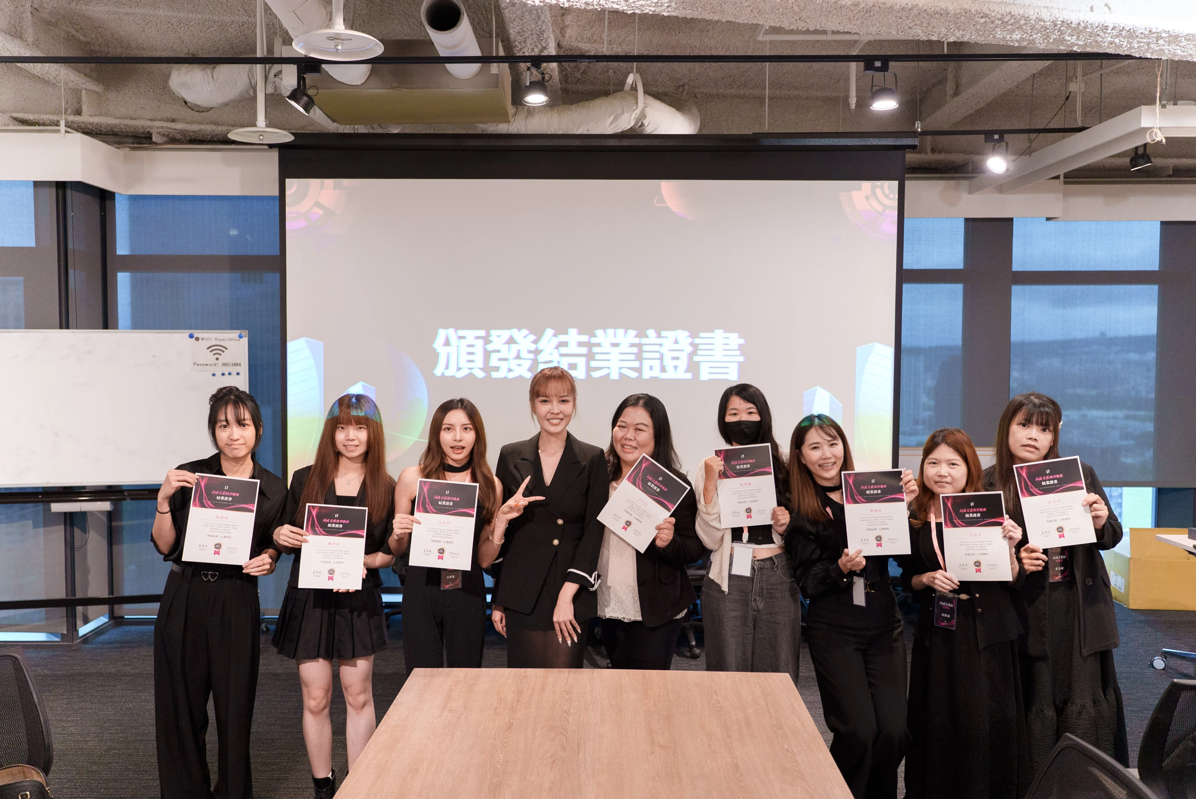 頒發結業證書 高成交系統實戰班圓滿結訓