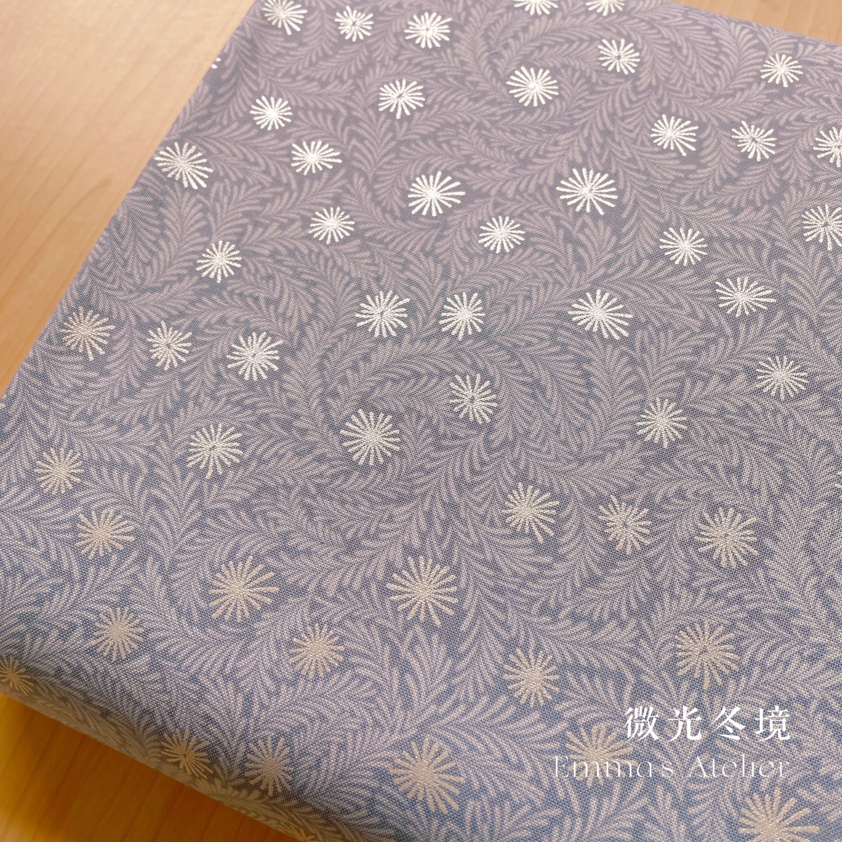 英國品牌印花燙銀棉布｜微光冬境－冰霜 (灰藍色)