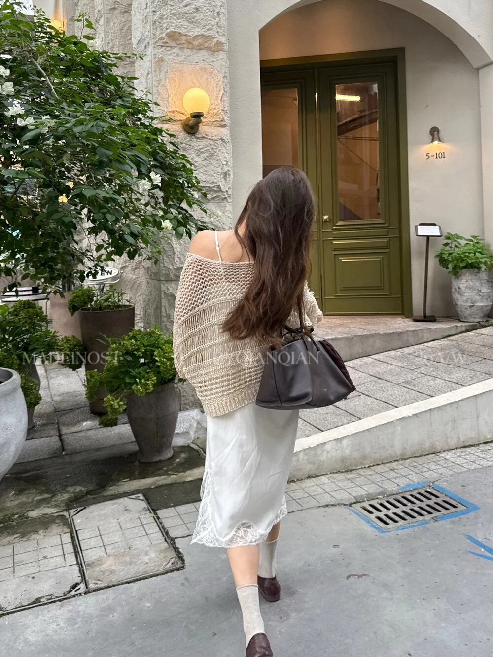老錢風不規則露肩上衣