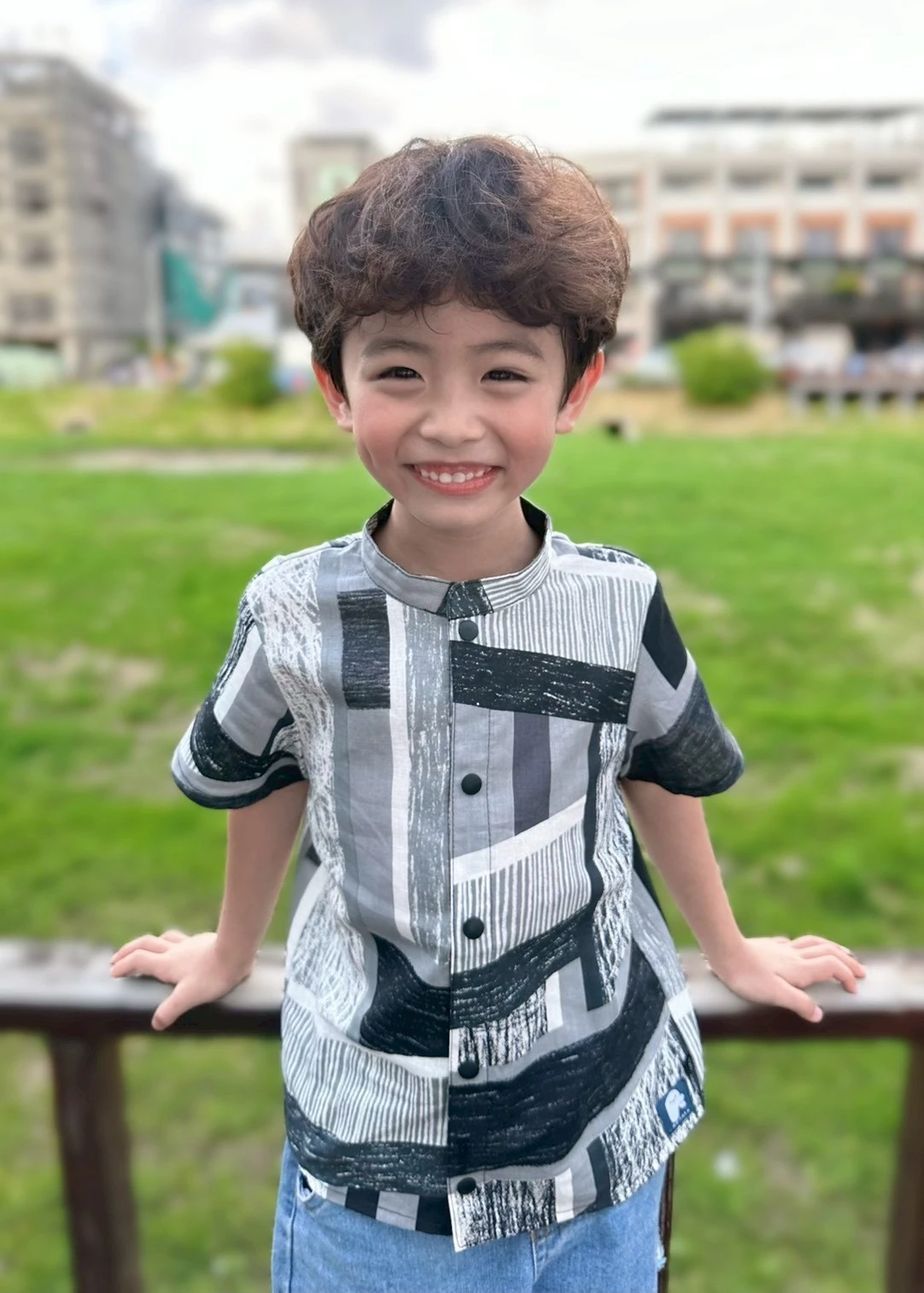 小男孩立領襯衫