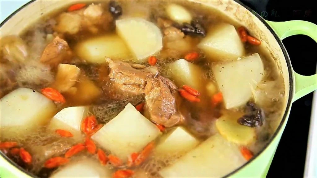 【老菜脯排骨湯】家常排骨湯搭配營養的老菜脯，滋味鮮美